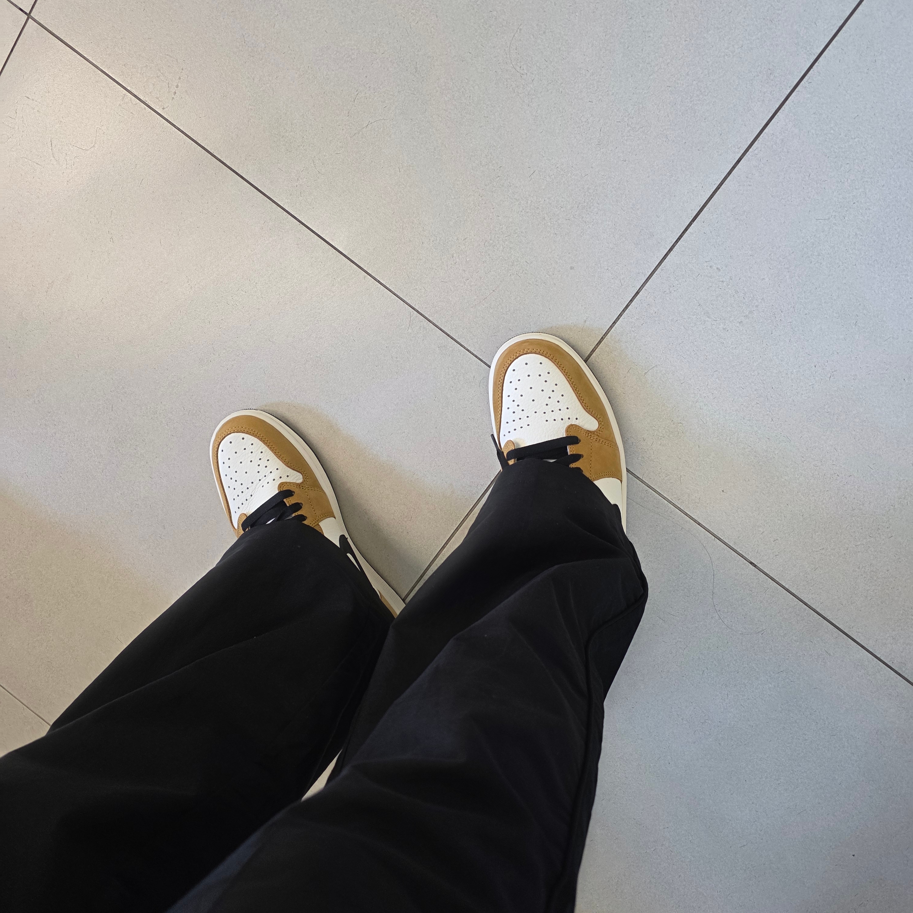 Jordan 1 Low OG Sail and Golden Harvest 착용 스타일 - 3