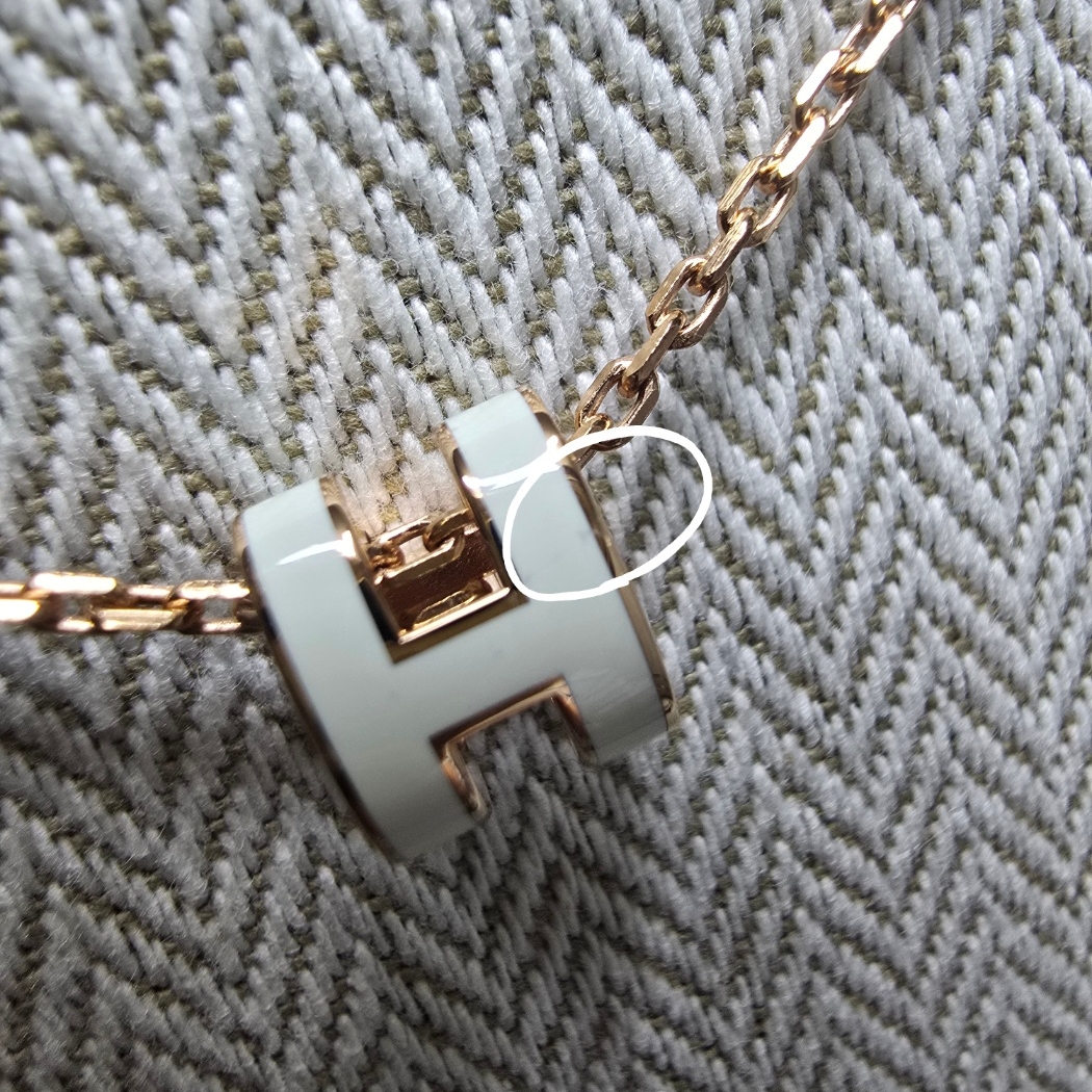 (W) Hermes Mini Pop H Pendant Rose Gold & Blanc 착용 스타일 - 1