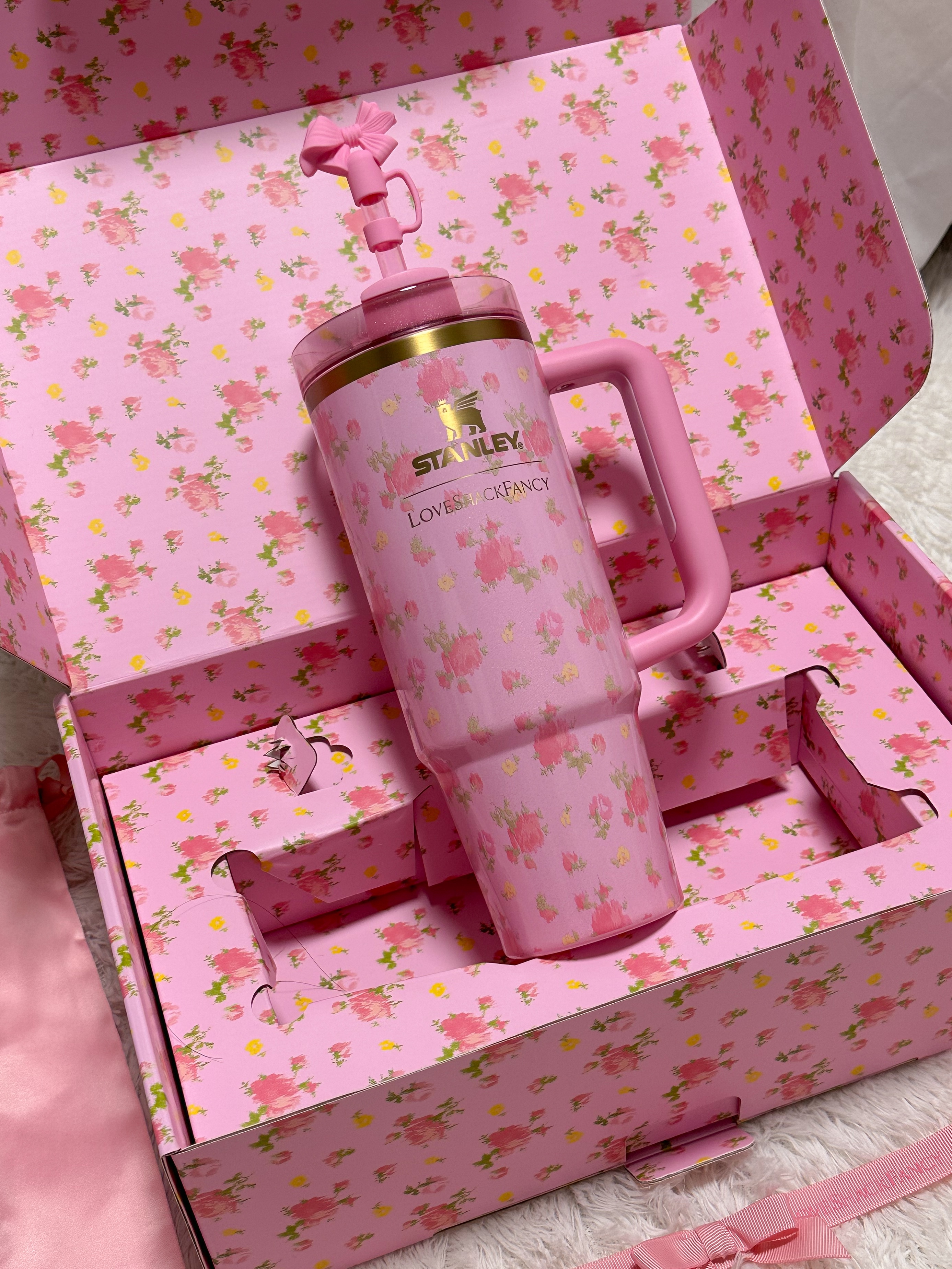 Stanley 1913 x LoveShackFancy Summer Quencher H2.0 Flowstate Tumbler 887ml Ibiza Sunset 착용 스타일 - 2