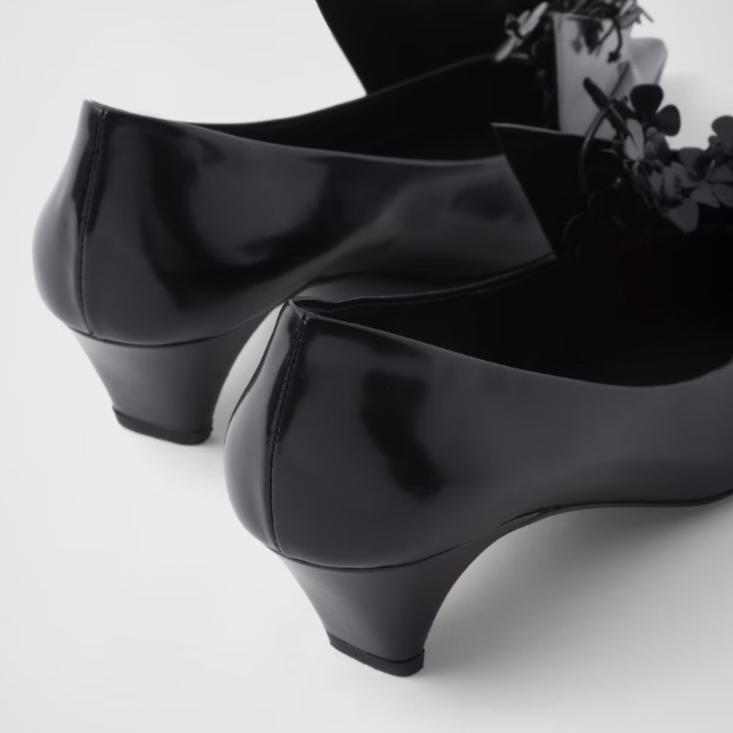 (W) Prada Brushed Leather Pumps Floral Appliques Black 착용 스타일 - 4