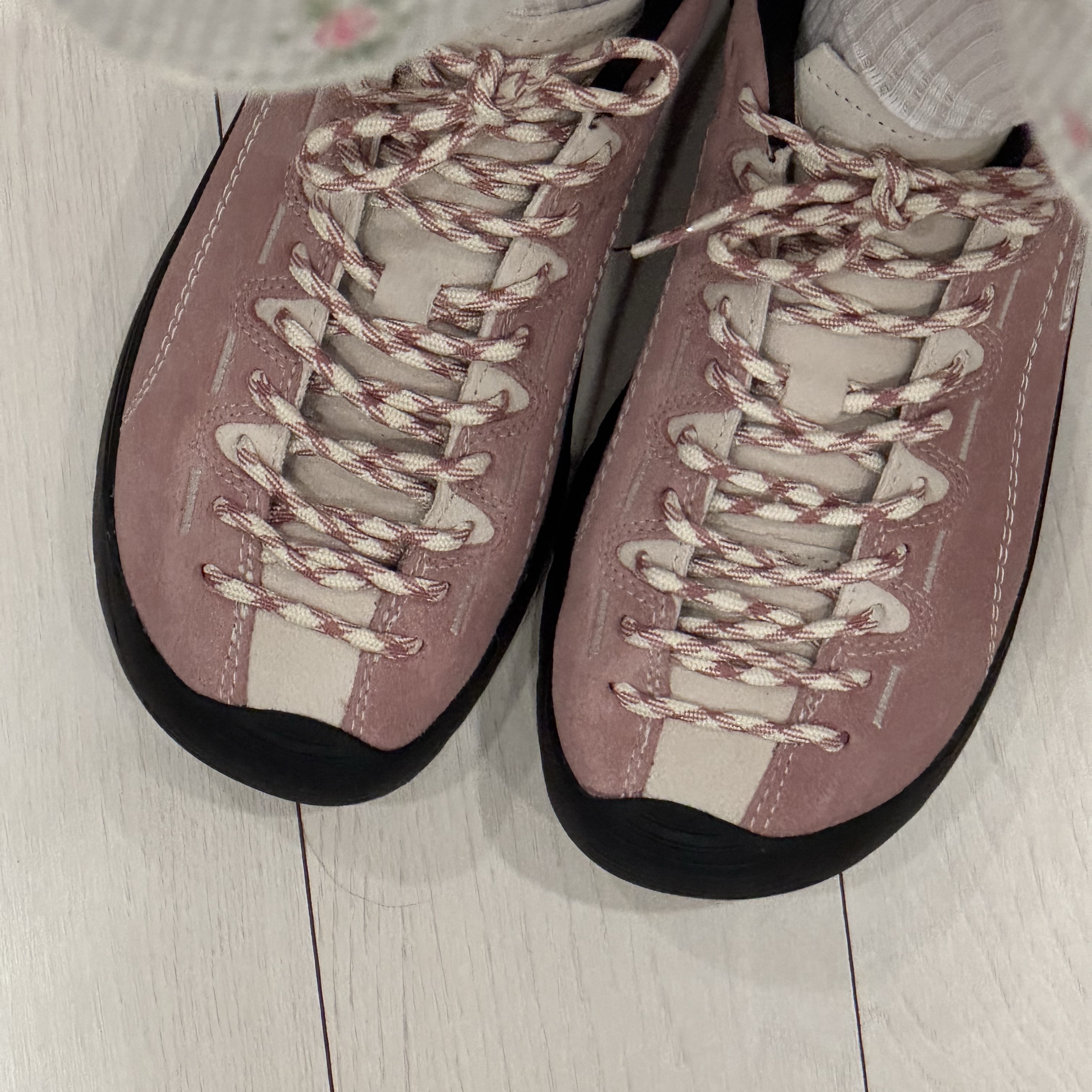 (W) Keen Jasper Suede Sneakers Nostalgia Rose Birch 착용 스타일 - 2
