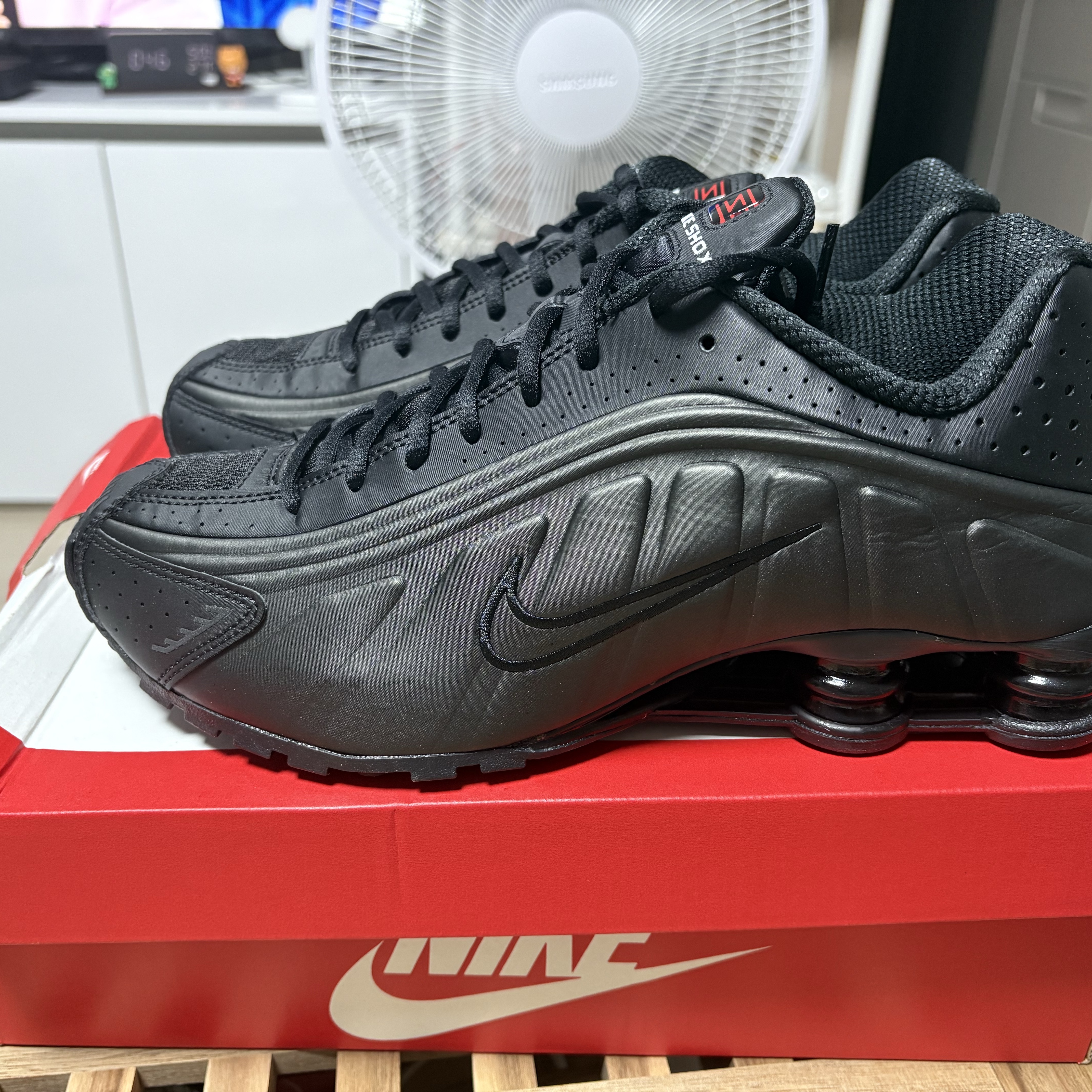 Nike Shox R4 Black Bright Crimson 착용 스타일 - 1