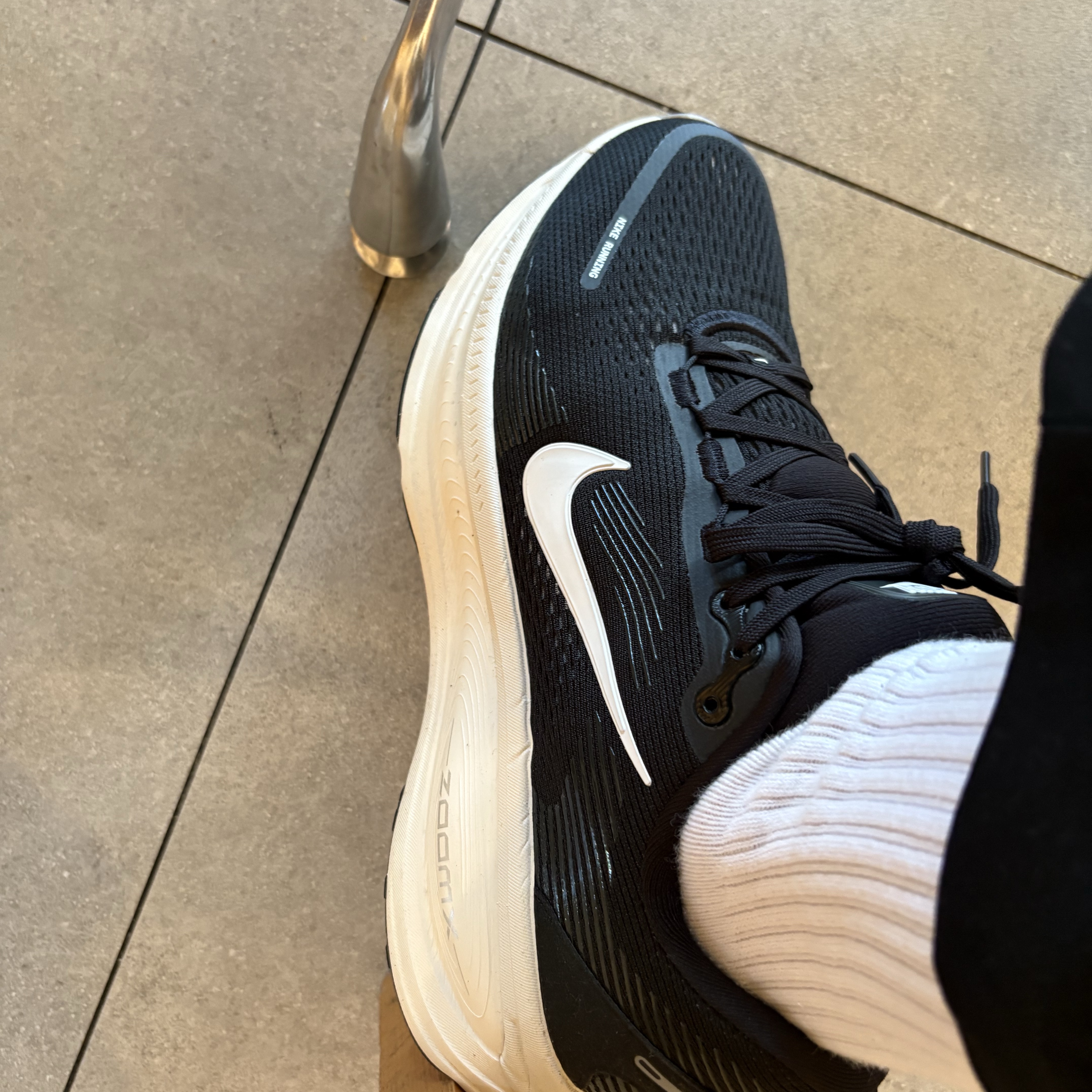 Nike Vomero 18 Black Coconut Milk 착용 스타일