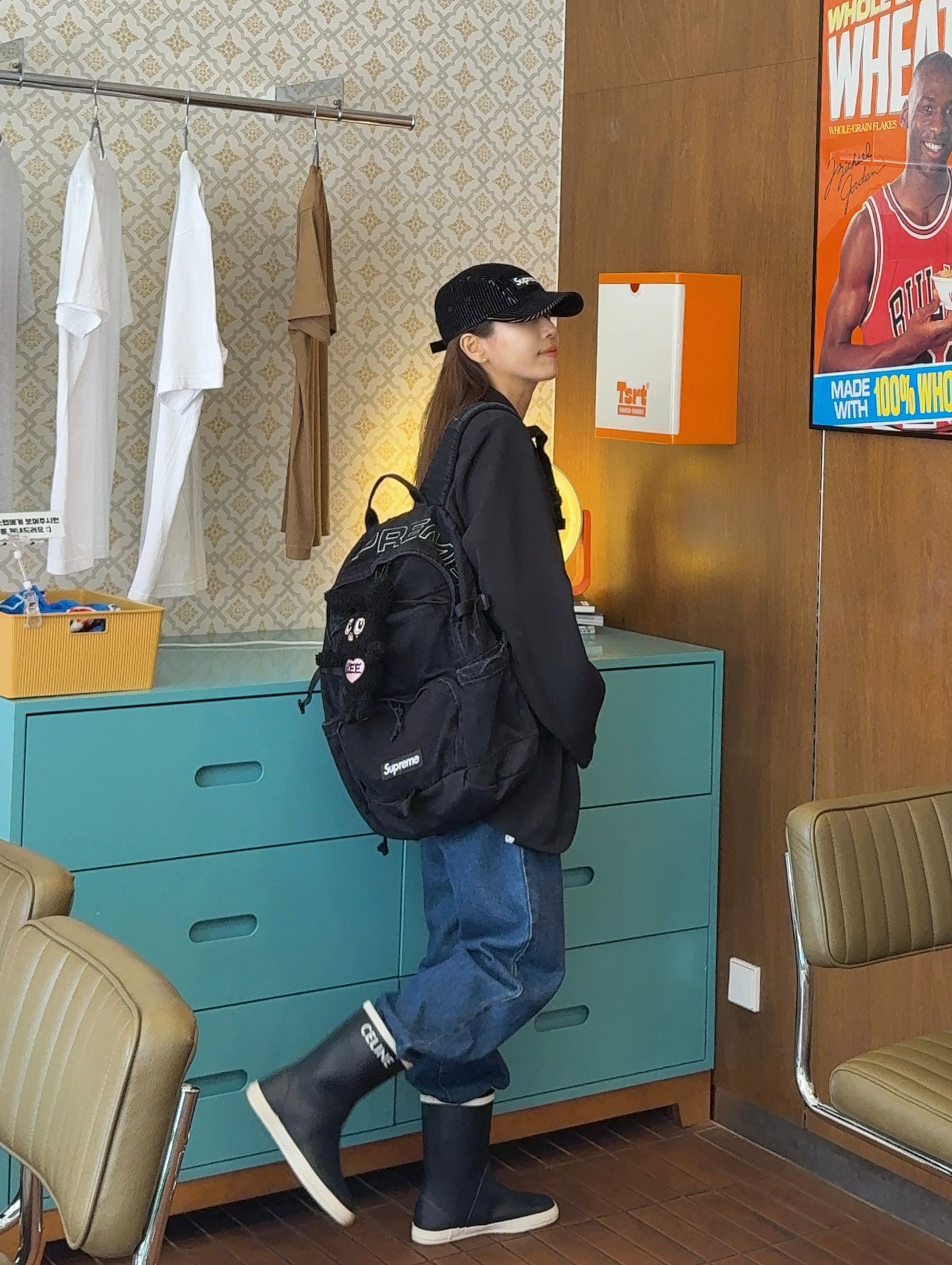 Supreme Denim Backpack Black - 25FW, Youhee Delli Keyring Black 착용 스타일 - 3