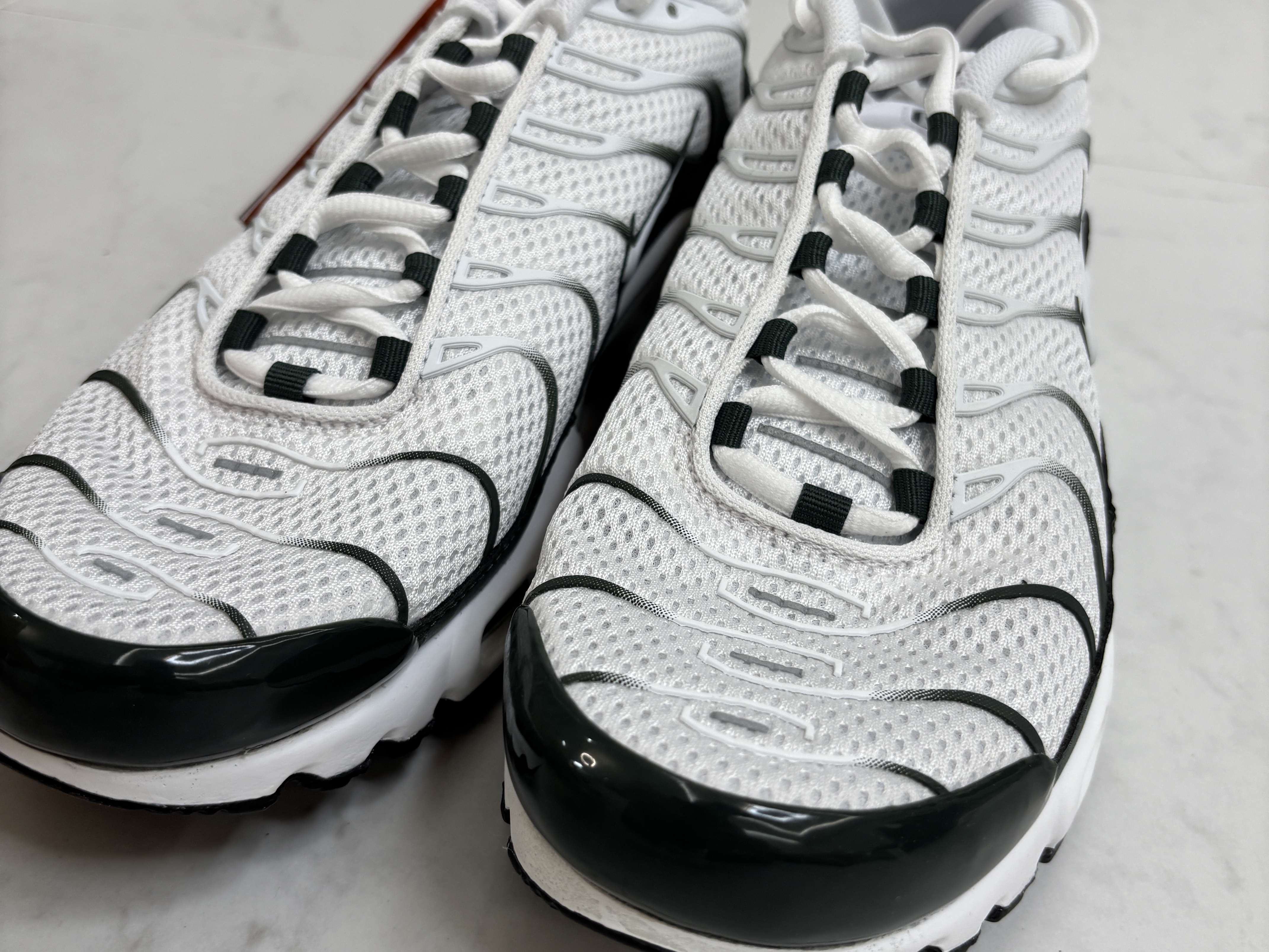Nike Air Max Plus Premium White Vintage Green 착용 스타일 - 4