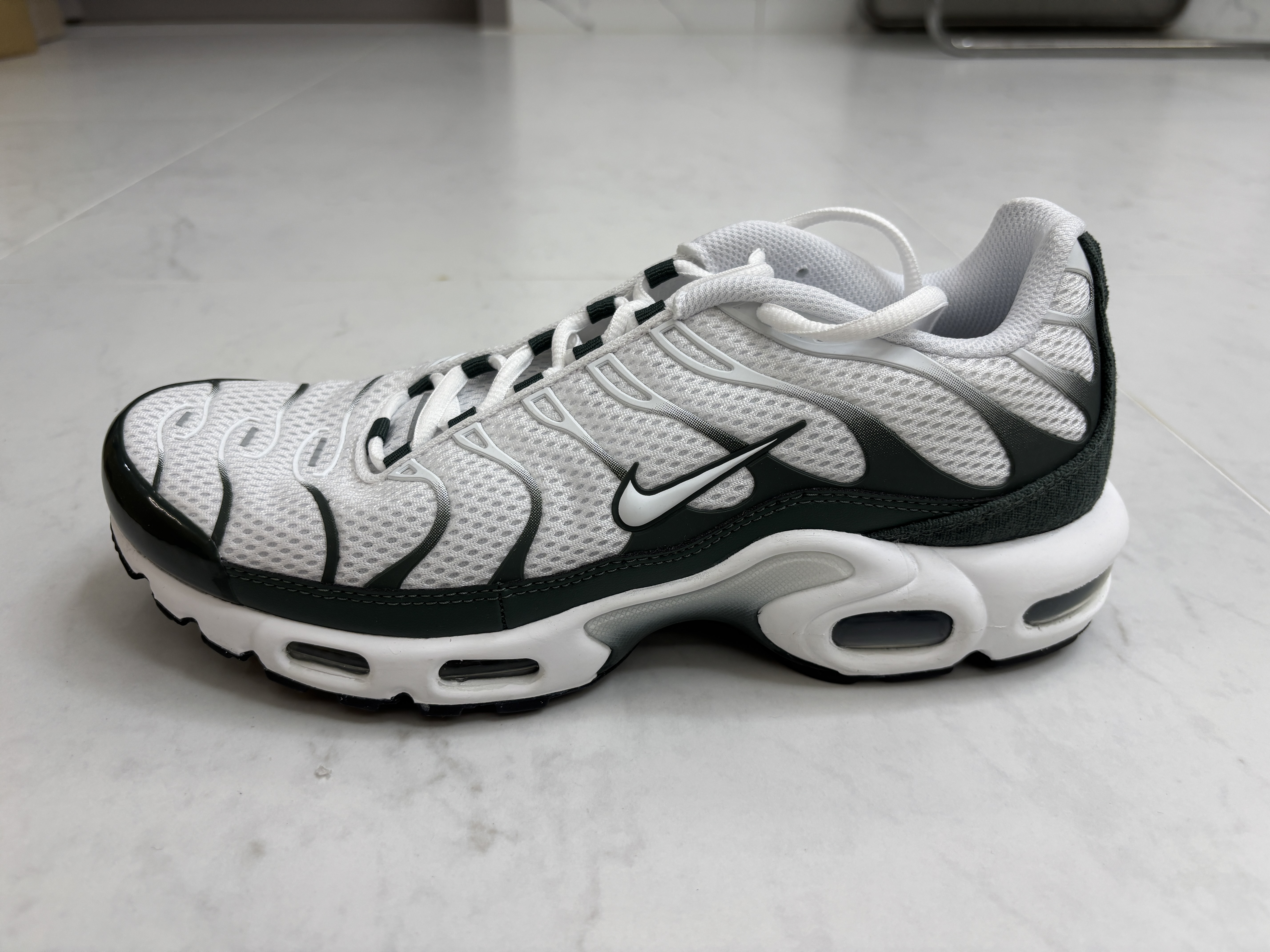 Nike Air Max Plus Premium White Vintage Green 착용 스타일 - 1