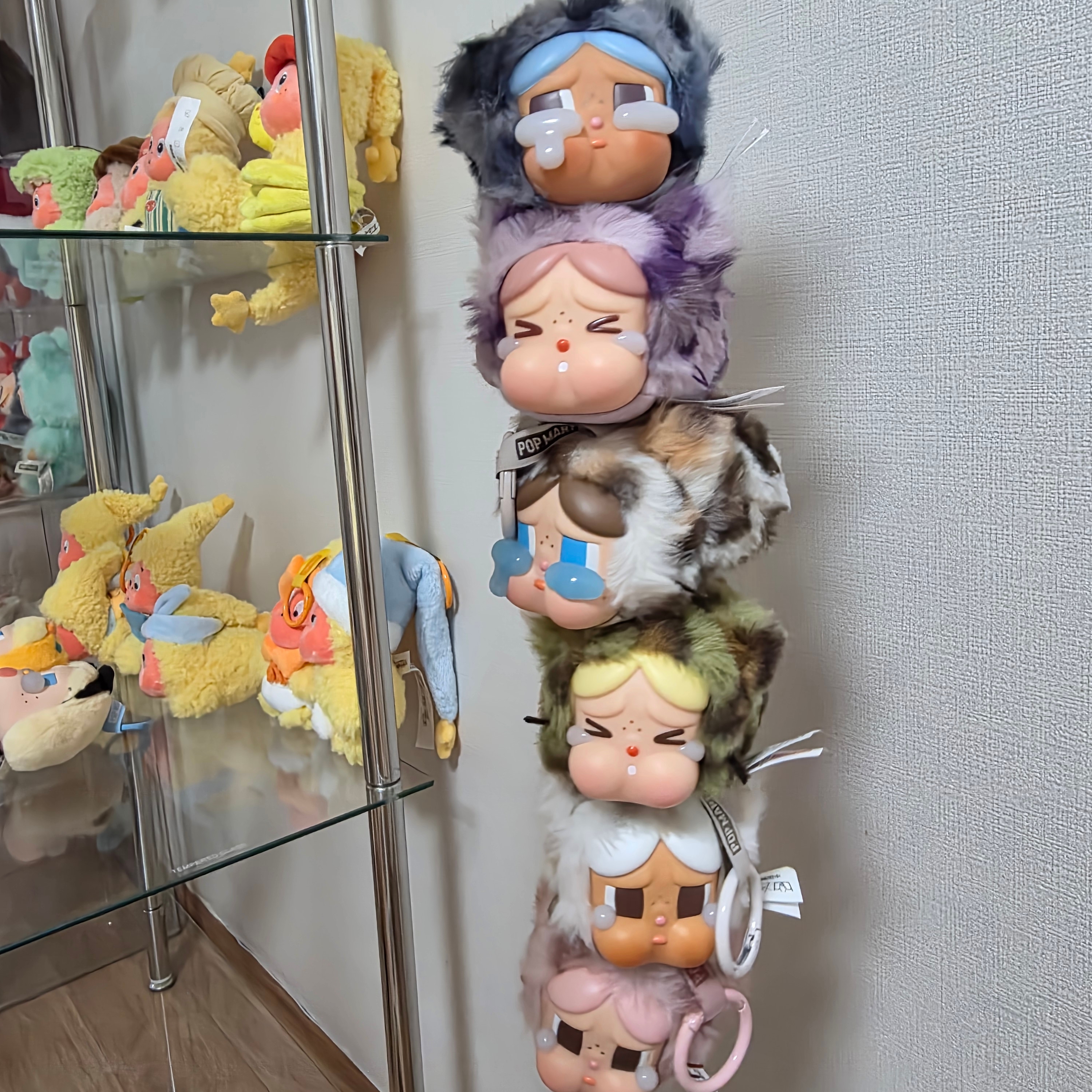 Pop Mart We Are Twinkle Twinkle Little Stars Series Plush Keyring Sealed Case (6 Blind Boxes), Pop Mart Crybaby Crying Again Series Plush Keyring Sealed Case (6 Blind Boxes) 착용 스타일 - 4