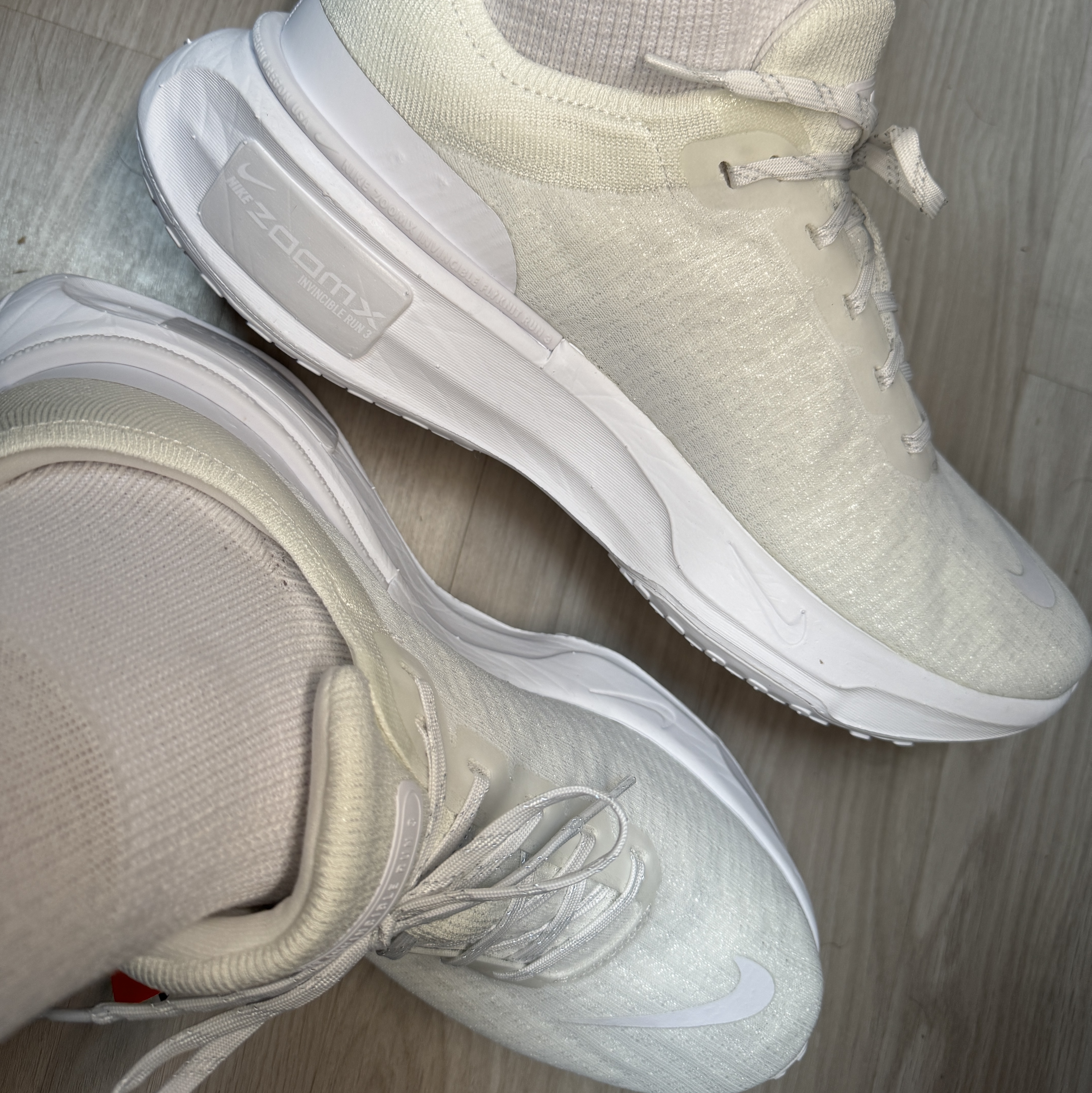 Nike ZoomX Invincible Run Flyknit 3 White Photon Dust 착용 스타일 - 3