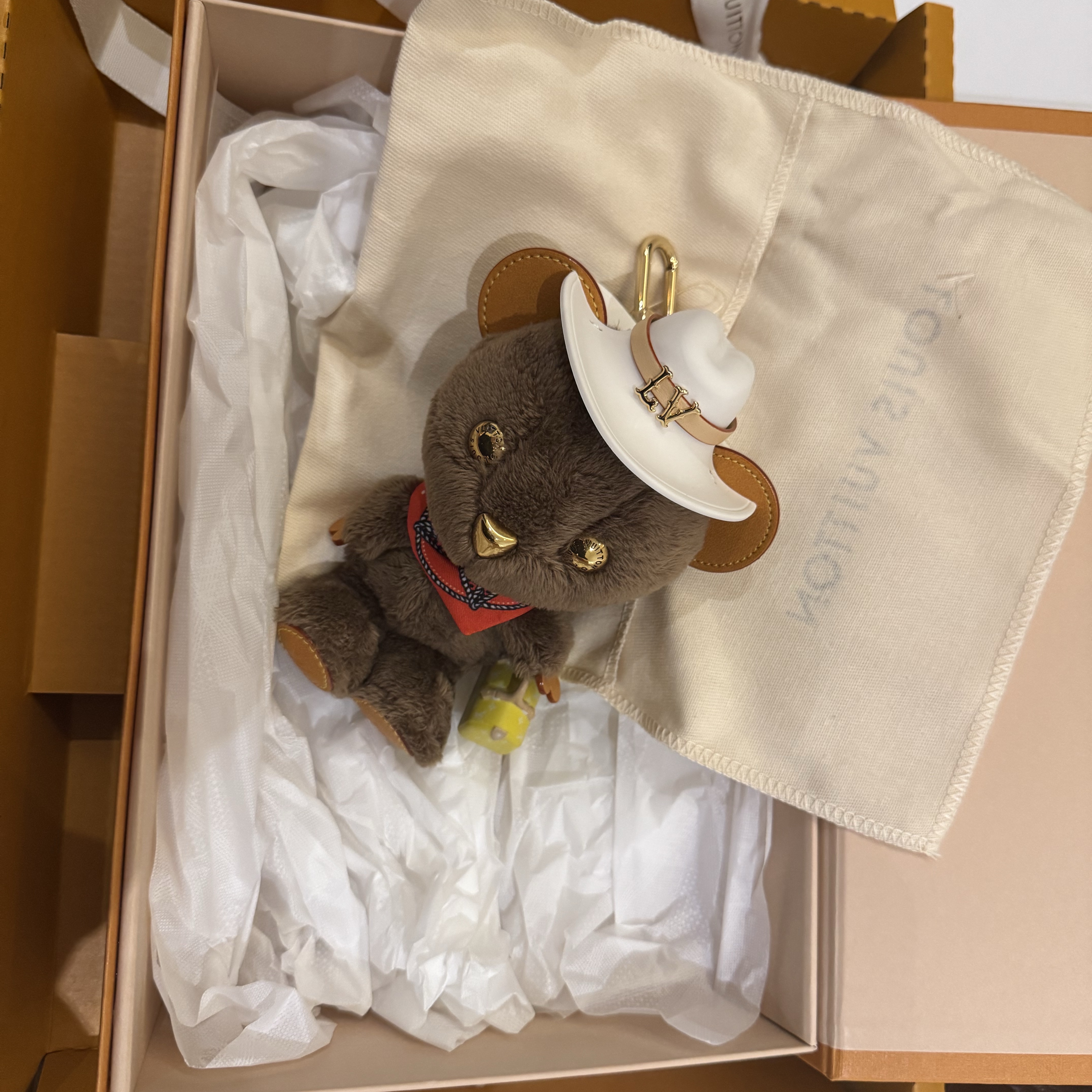 Louis Vuitton LV Louis Bear Bag Charm Red 착용 스타일