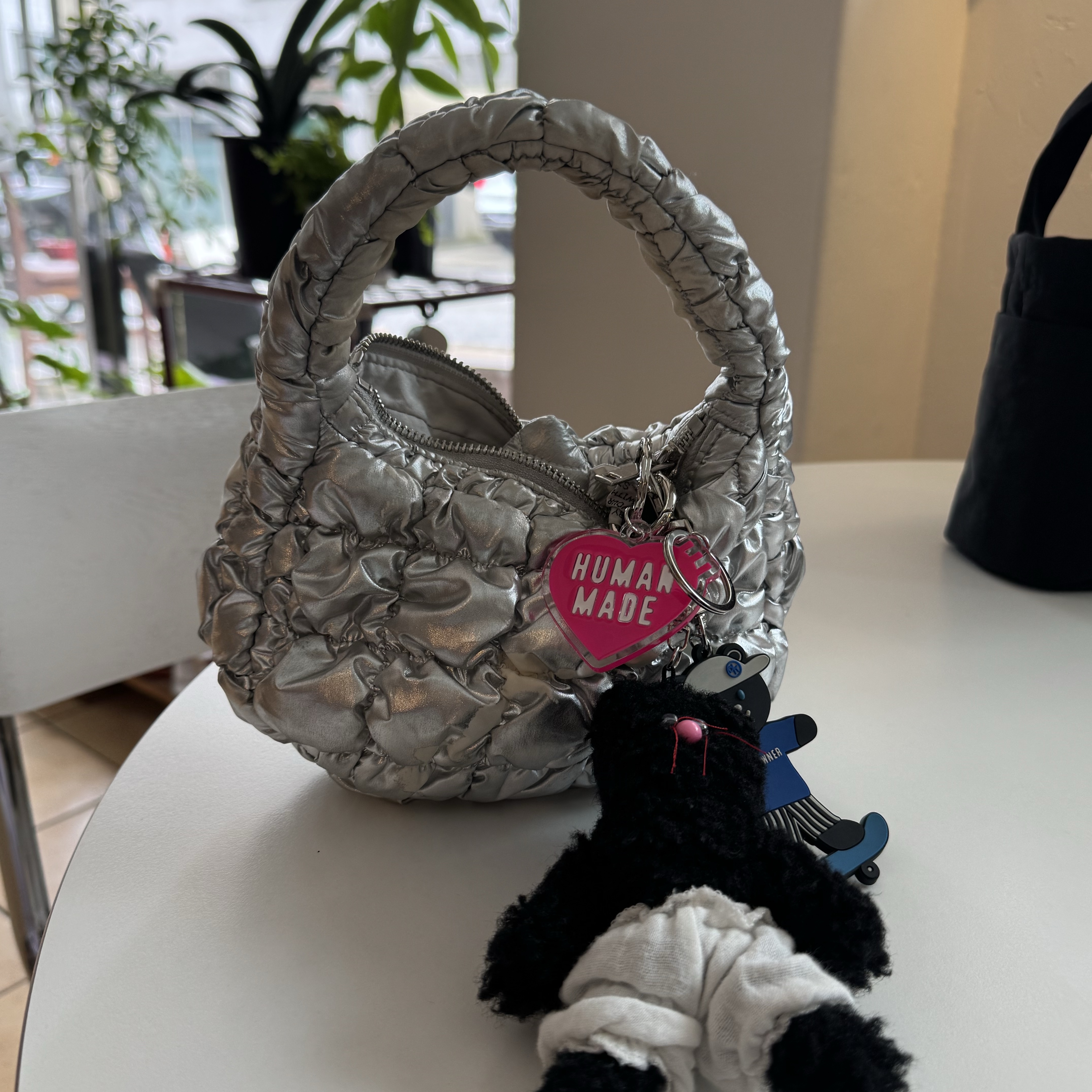 COS Quilted Micro Bag Silver, Monamhee Beulpingi Keyring with White Pants Black 착용 스타일