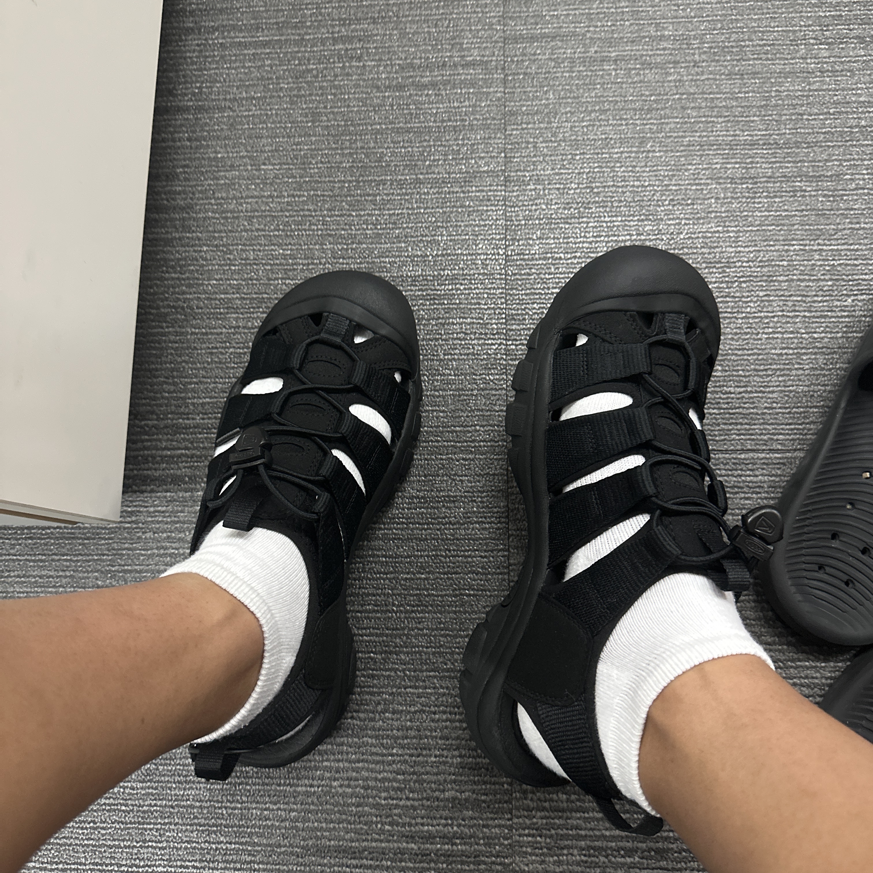 Keen Newport H2 Triple Black 착용 스타일