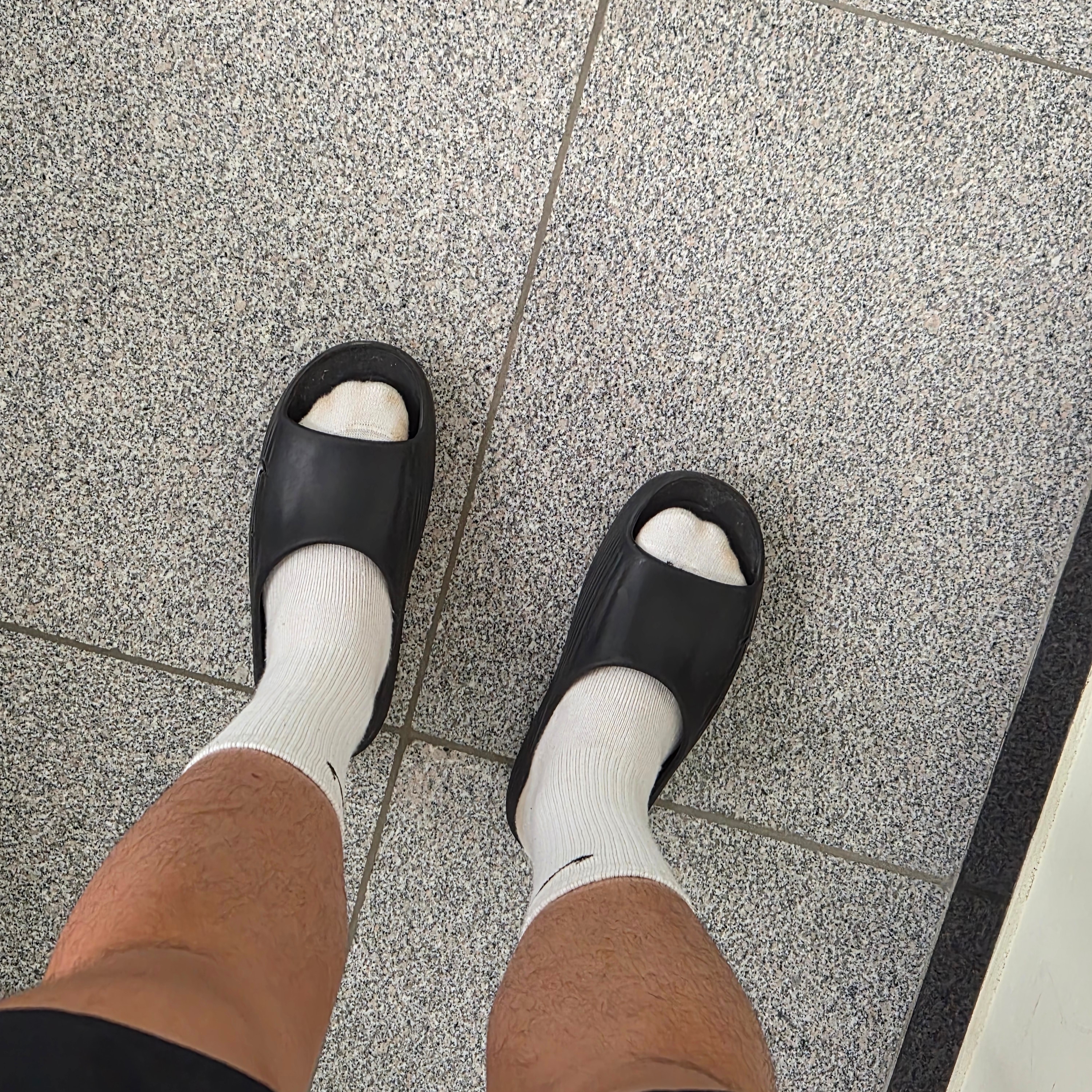Nike ReactX Rejuven8 Slide Black 착용 스타일