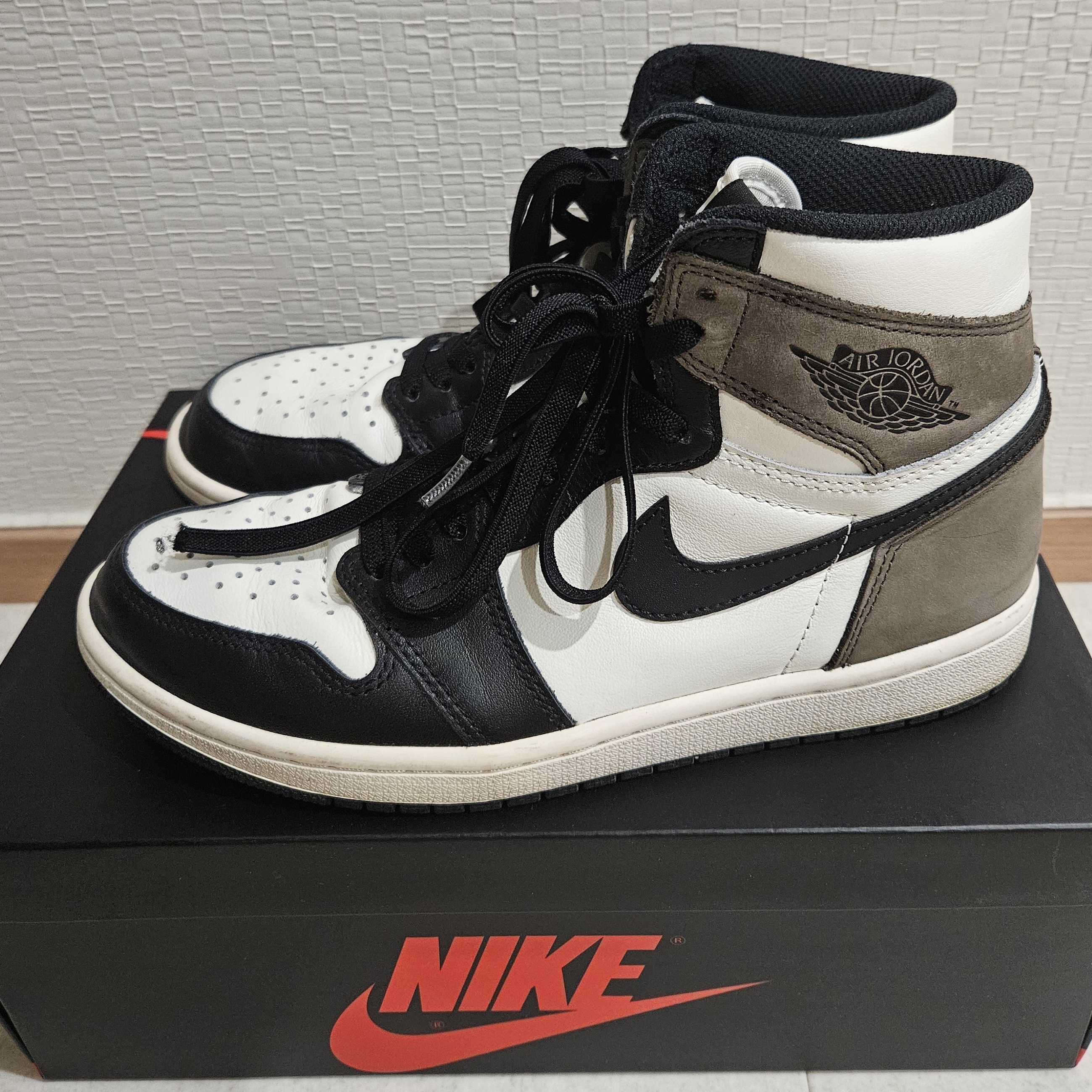 Jordan 1 Retro High OG Black Mocha 착용 스타일 - 2