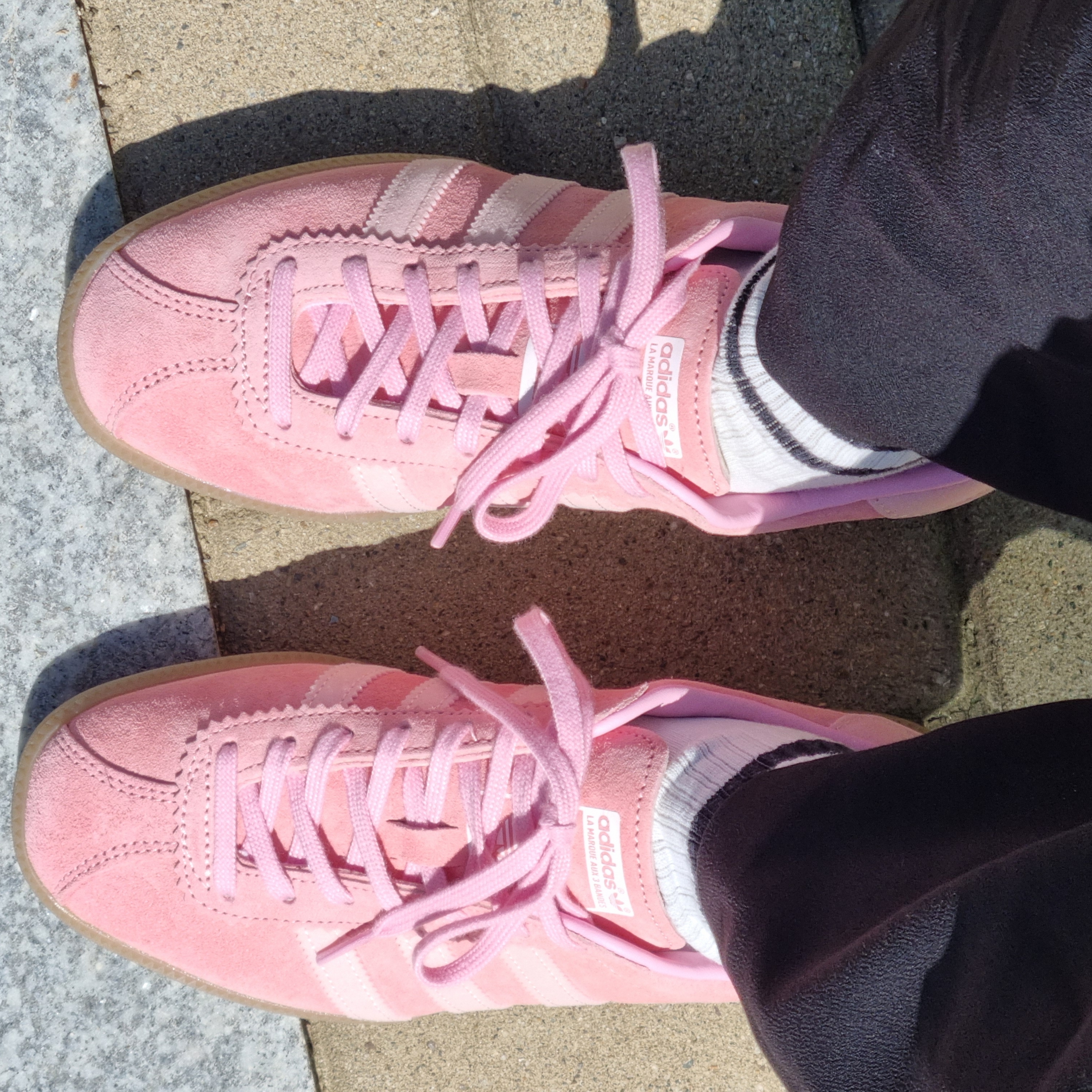 Adidas Bermuda Glow Pink 착용 스타일