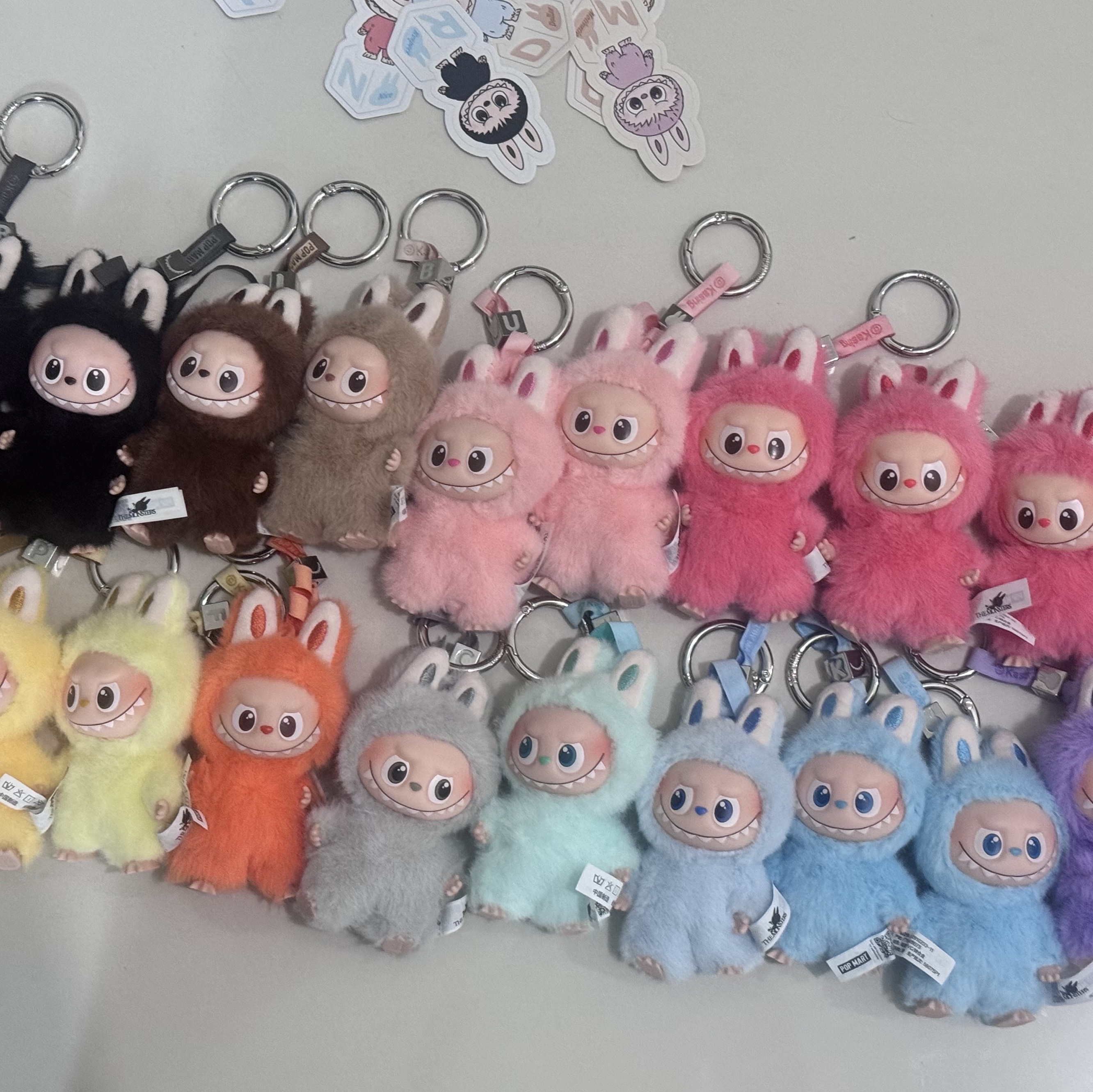Pop Mart Labubu The Monsters Pin For Love Series Vinyl Plush Pendant Sealed Case (N-Z) (14 Blind Boxes) 착용 스타일