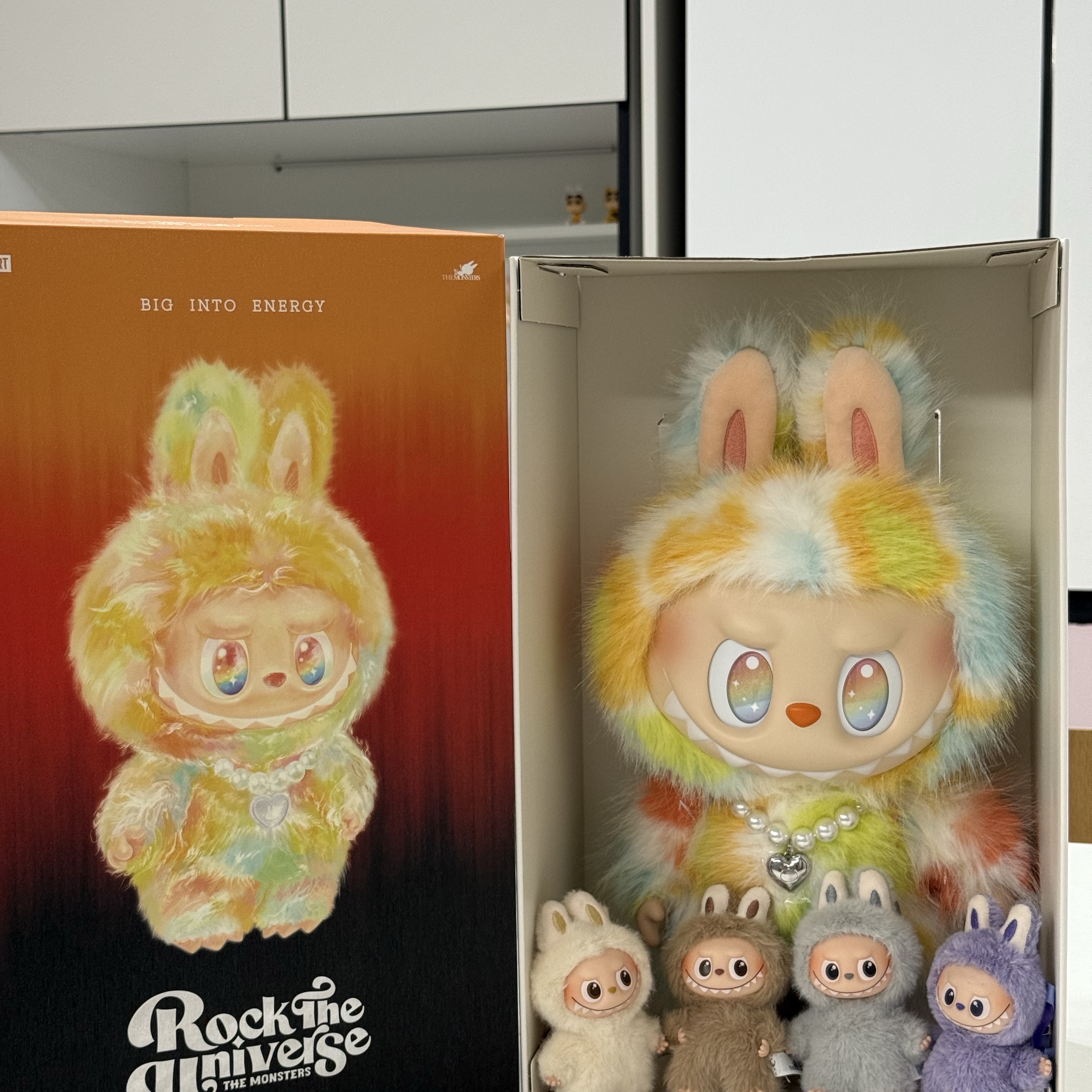 Pop Mart Labubu The Monsters Big Into Energy Series-Rock The Universe Vinyl Plush Doll, Pop Mart Labubu The Monsters Pin For Love Series Vinyl Plush Pendant Sealed Case (A-M) (14 Blind Boxes) 착용 스타일 - 2