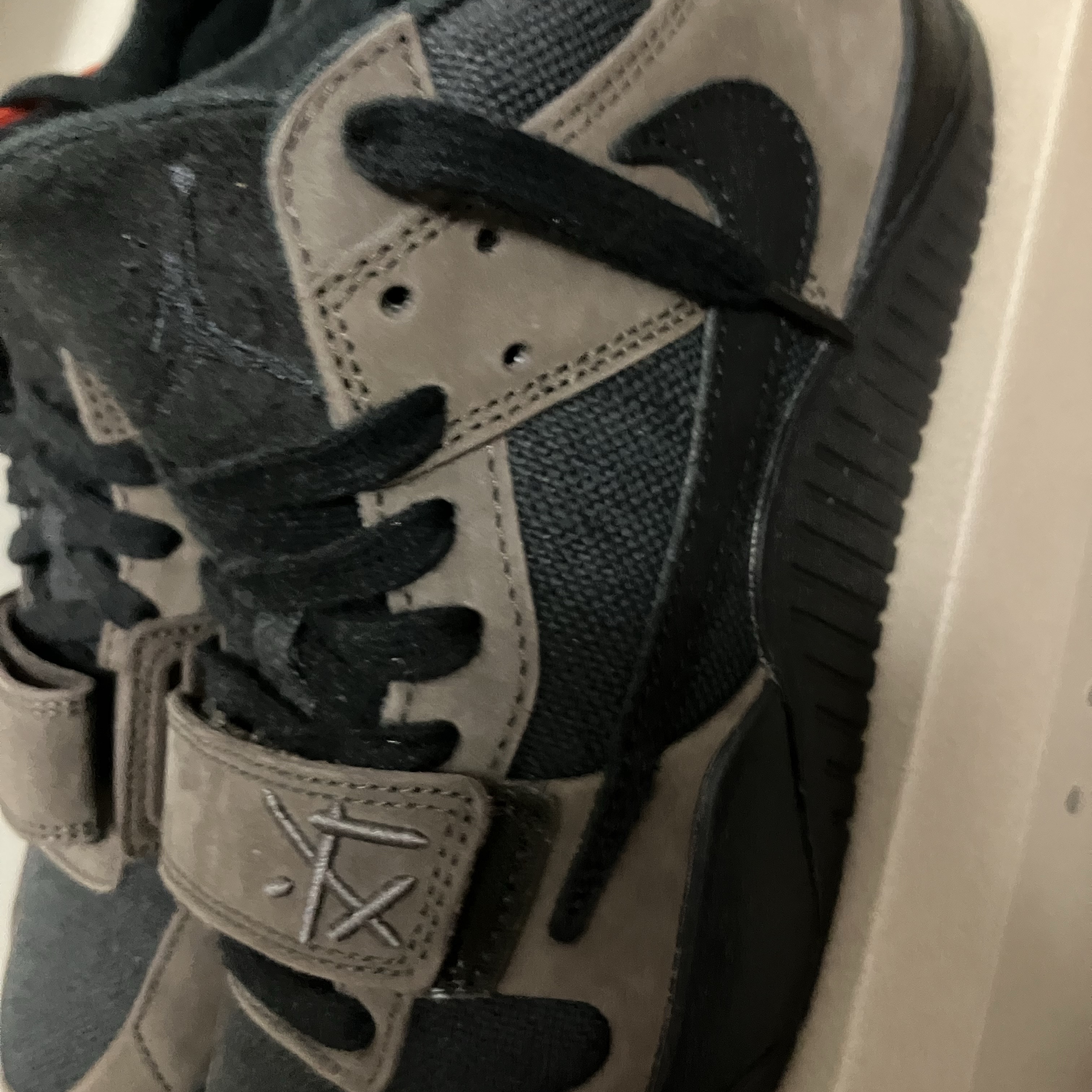 Jordan x Travis Scott Jumpman Jack TR Black and Dark Mocha 착용 스타일