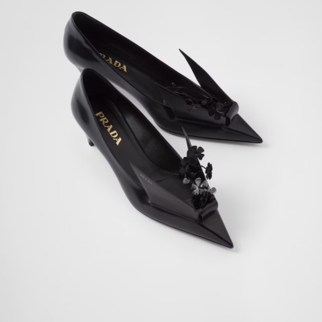 (W) Prada Brushed Leather Pumps Floral Appliques Black 착용 스타일 - 2