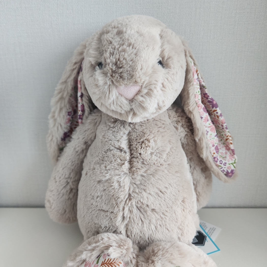 Jellycat Blossom Bunny Petal Medium Beige 착용 스타일