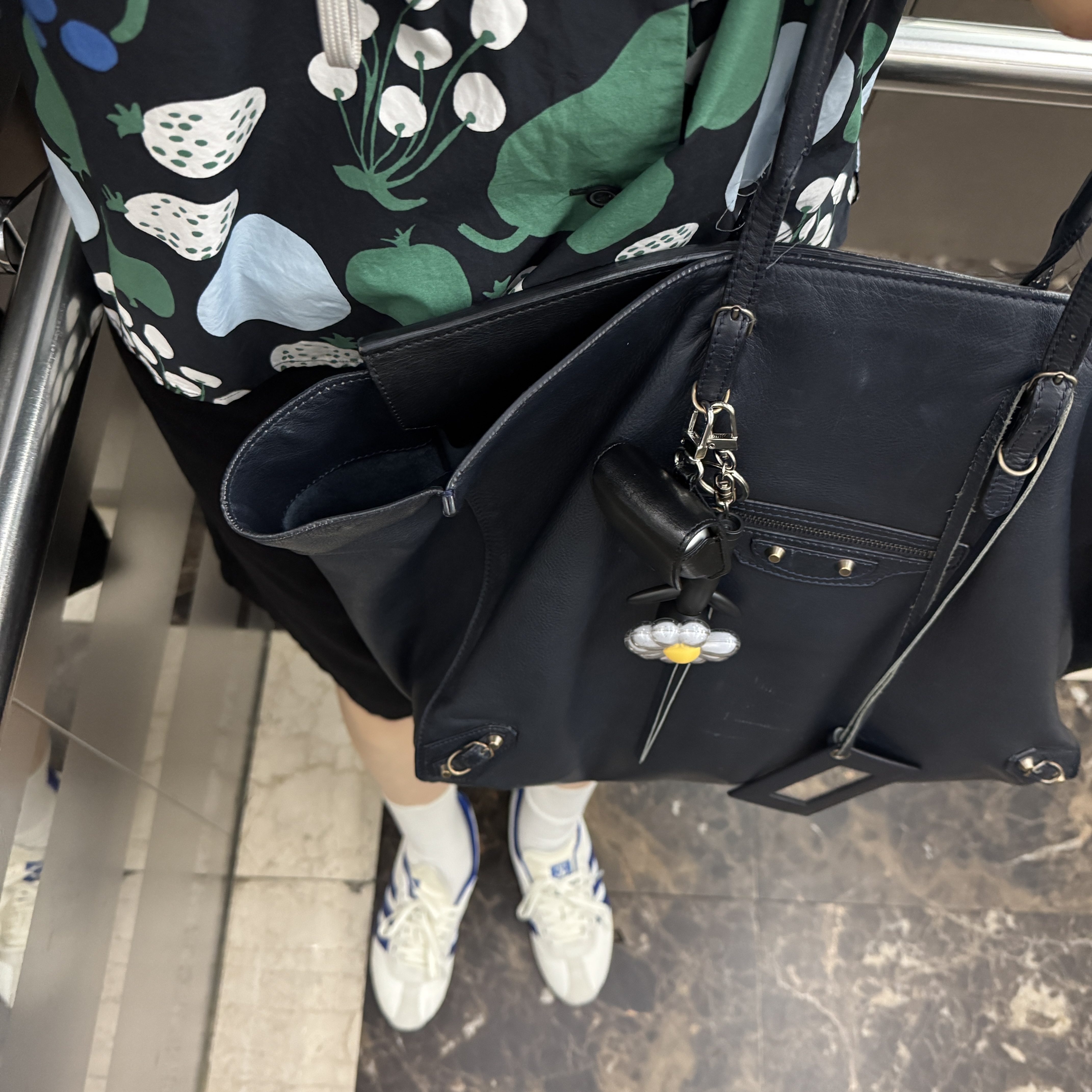 G-DRAGON Ubermensch Official Mini Light Keyring, (W) Adidas Tokyo Off White Royal Blue 착용 스타일