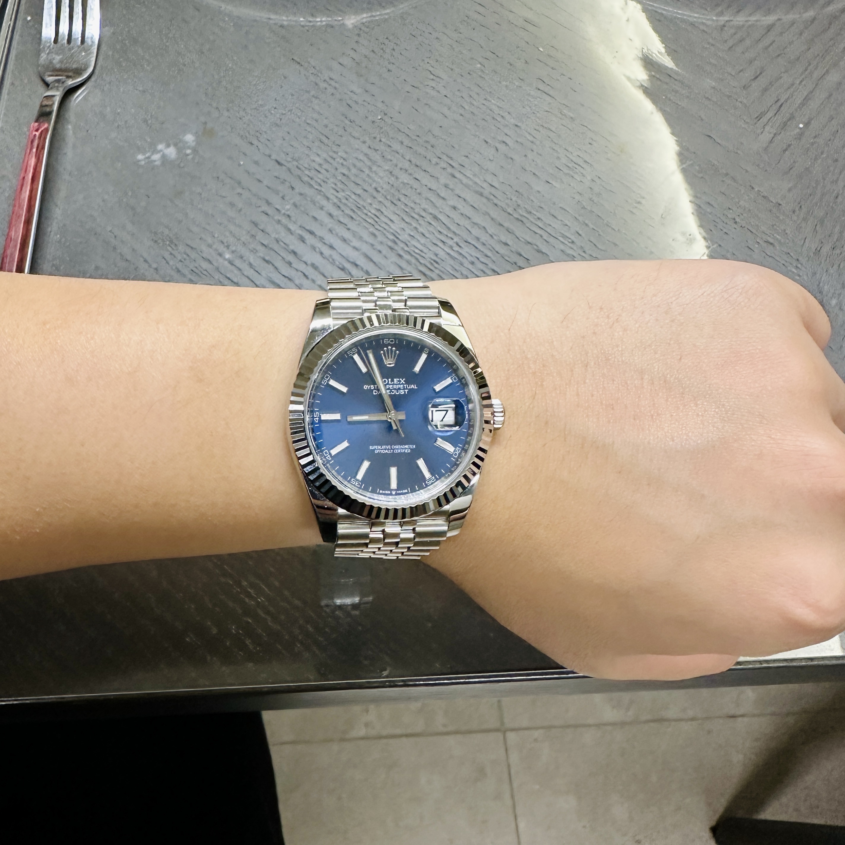 Rolex Datejust 41mm 126334 Bright Blue Jubilee 착용 스타일