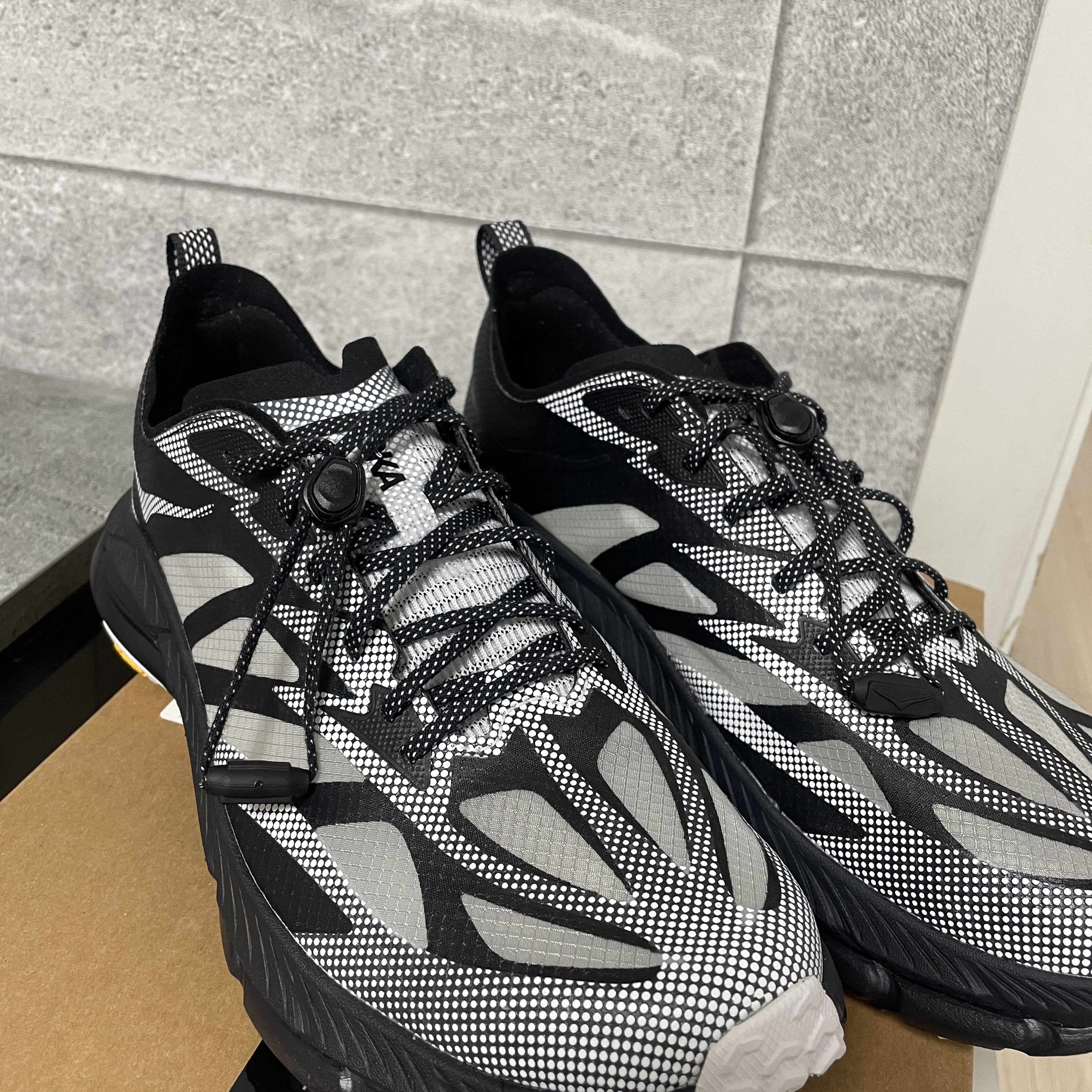 Hoka Mafate Speed 4 Lite TS Black White 착용 스타일