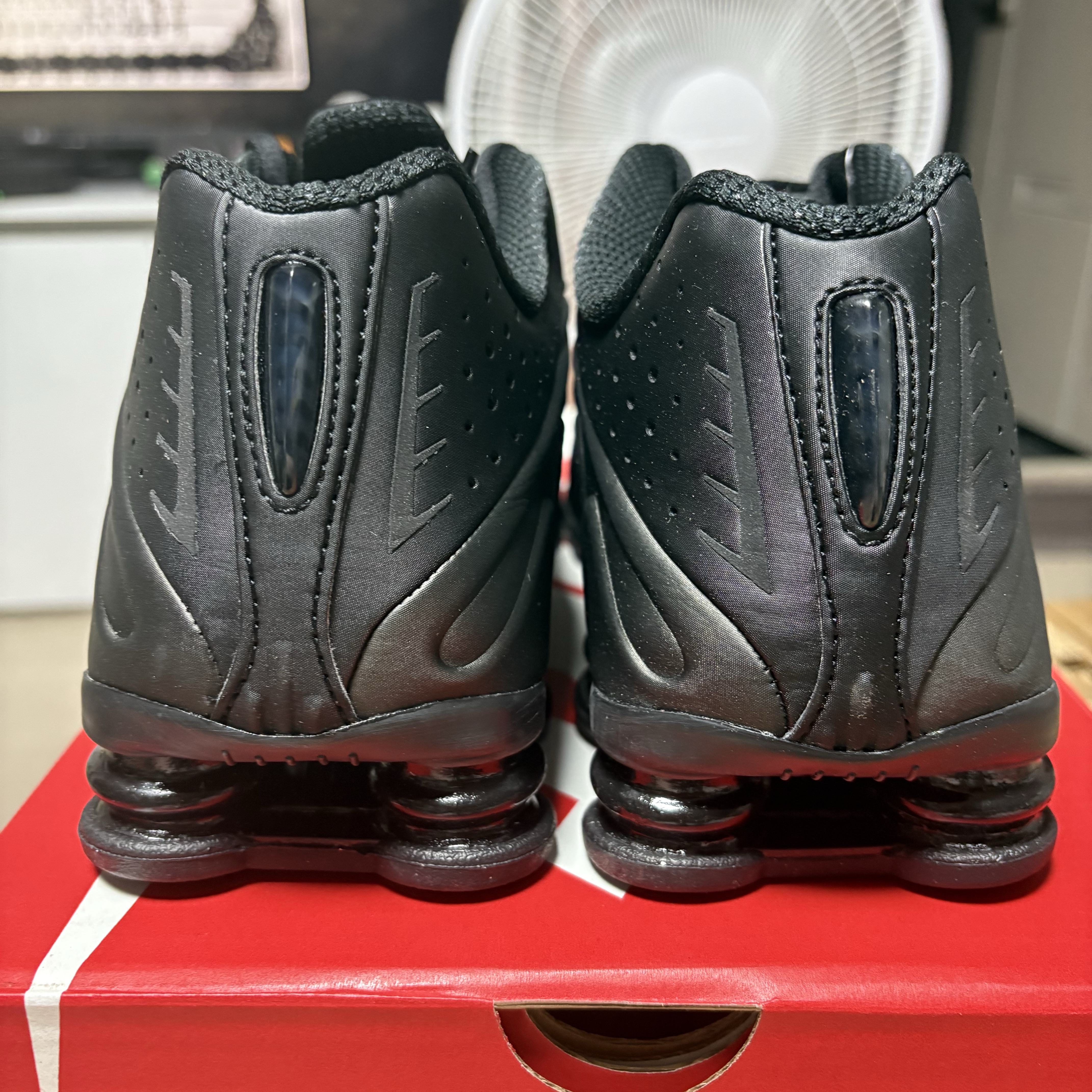 Nike Shox R4 Black Bright Crimson 착용 스타일 - 4