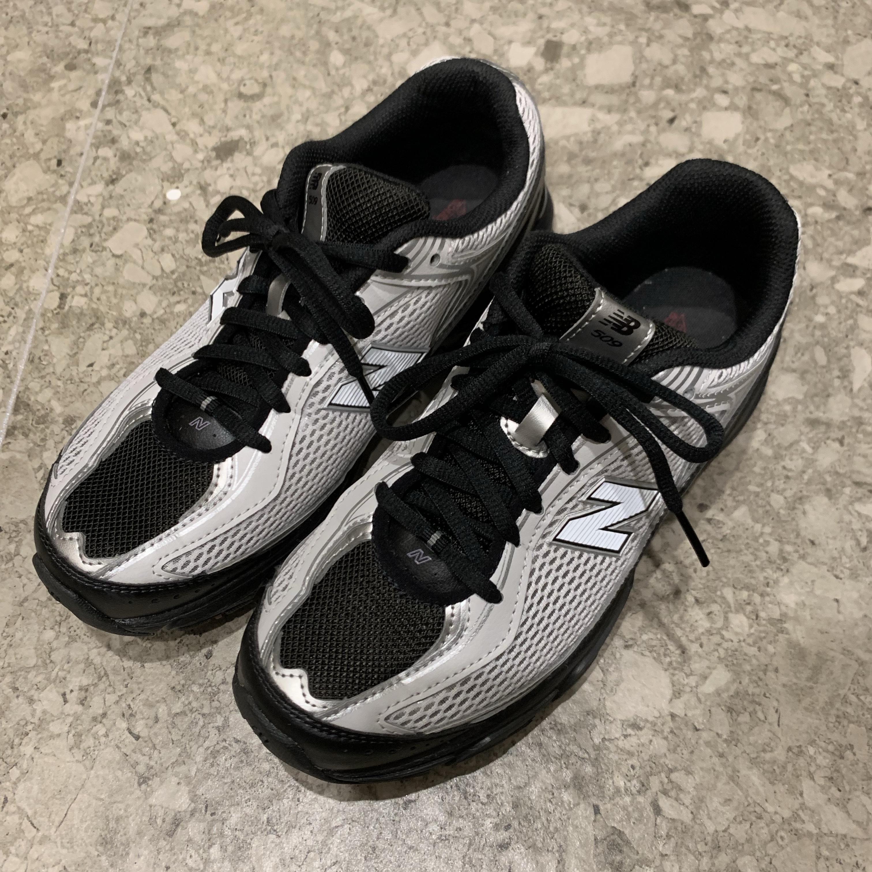 New Balance 509 Black Gray 착용 스타일