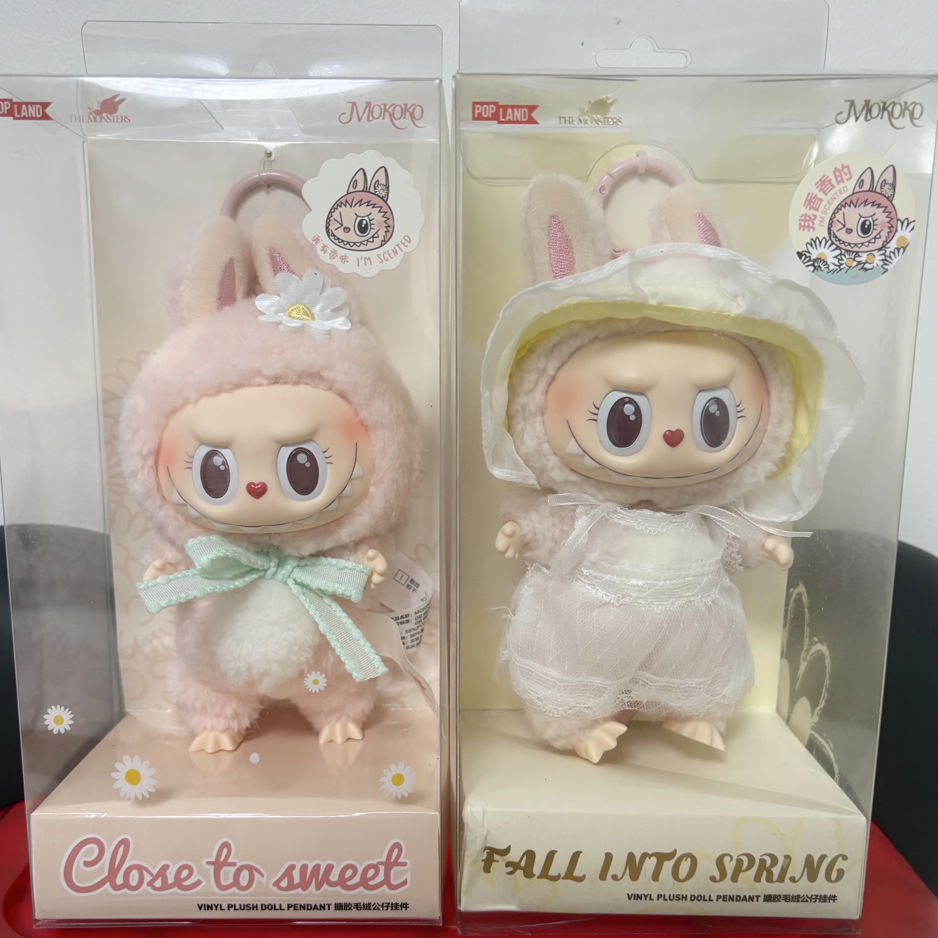 Pop Mart Labubu Mokoko Close to Sweet Vinyl Plush Pendant, Pop Mart Labubu Mokoko Fall Into Spring Vinyl Plush Pendant 착용 스타일