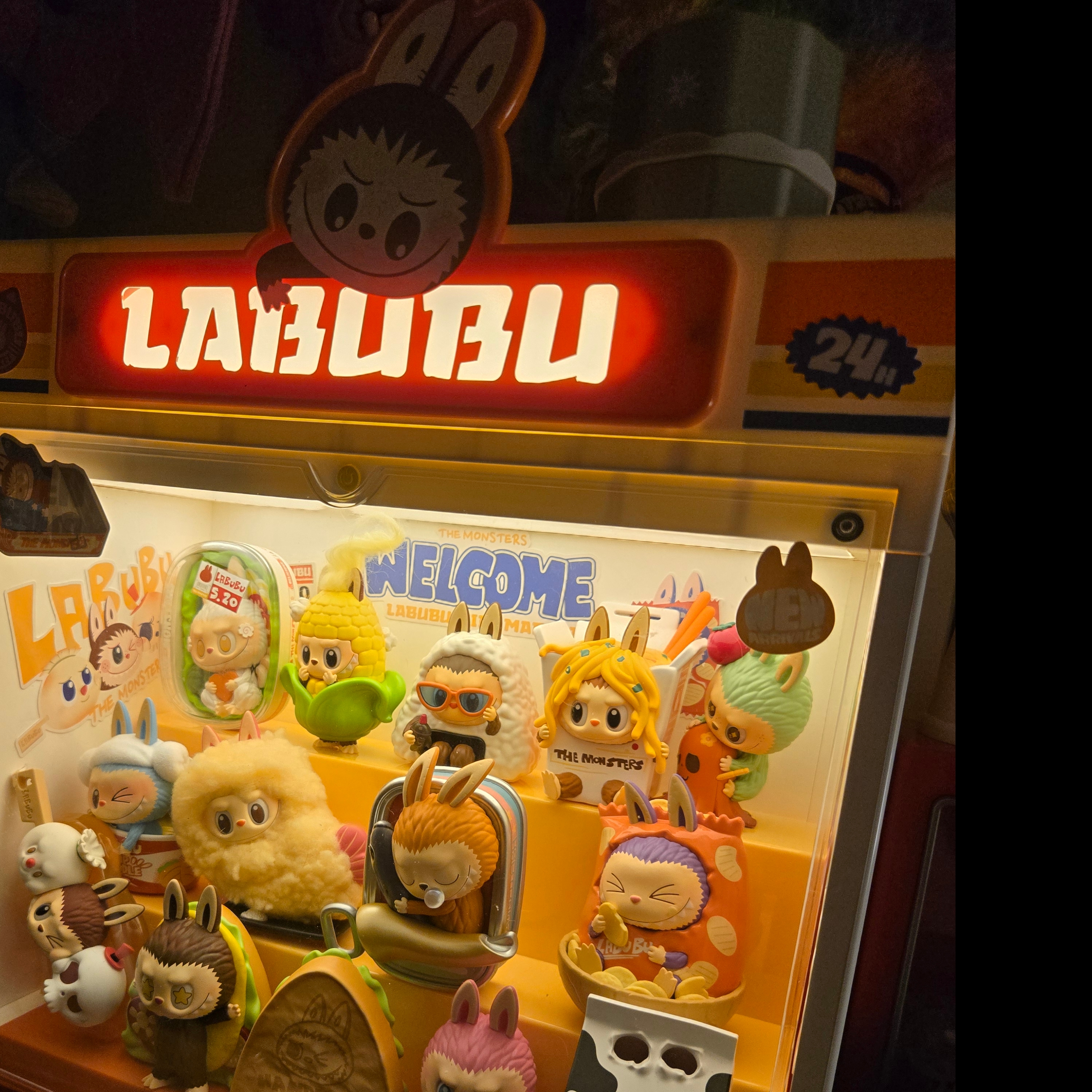 Pop Mart Labubu The Monsters Wacky Mart Series Display Container 착용 스타일