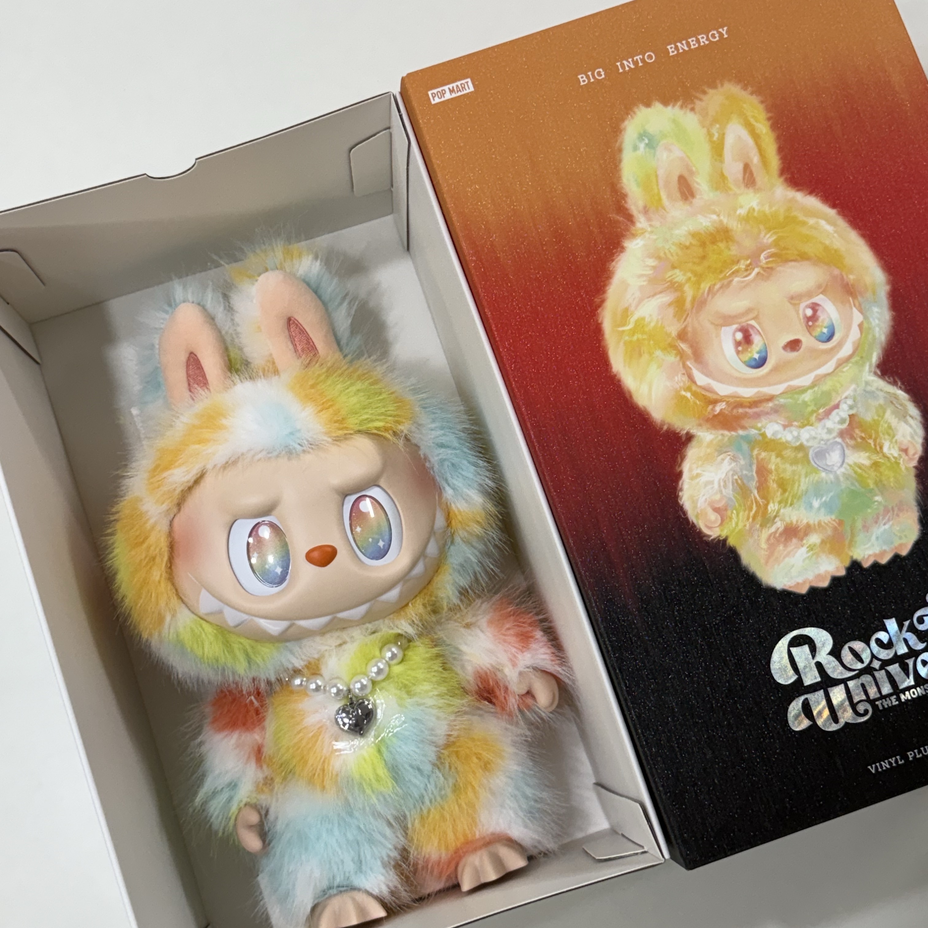 Pop Mart Labubu The Monsters Big Into Energy Series-Rock The Universe Vinyl Plush Doll, Pop Mart Labubu The Monsters Pin For Love Series Vinyl Plush Pendant Sealed Case (A-M) (14 Blind Boxes) 착용 스타일 - 1