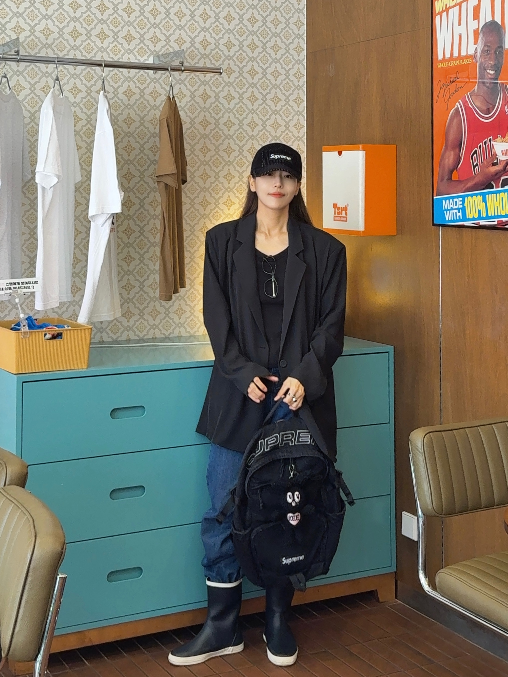 Supreme Denim Backpack Black - 25FW, Youhee Delli Keyring Black 착용 스타일 - 4