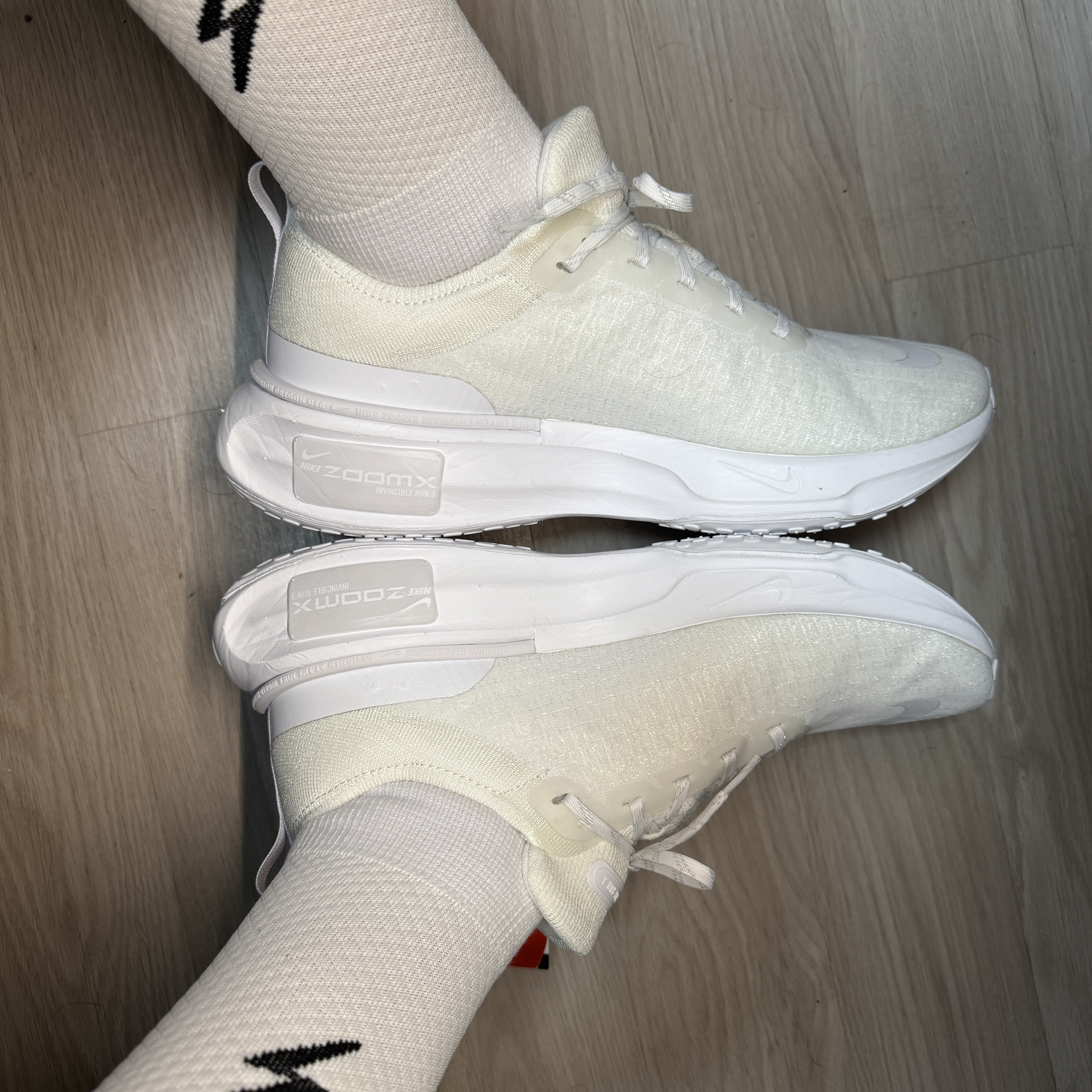 Nike ZoomX Invincible Run Flyknit 3 White Photon Dust 착용 스타일 - 1