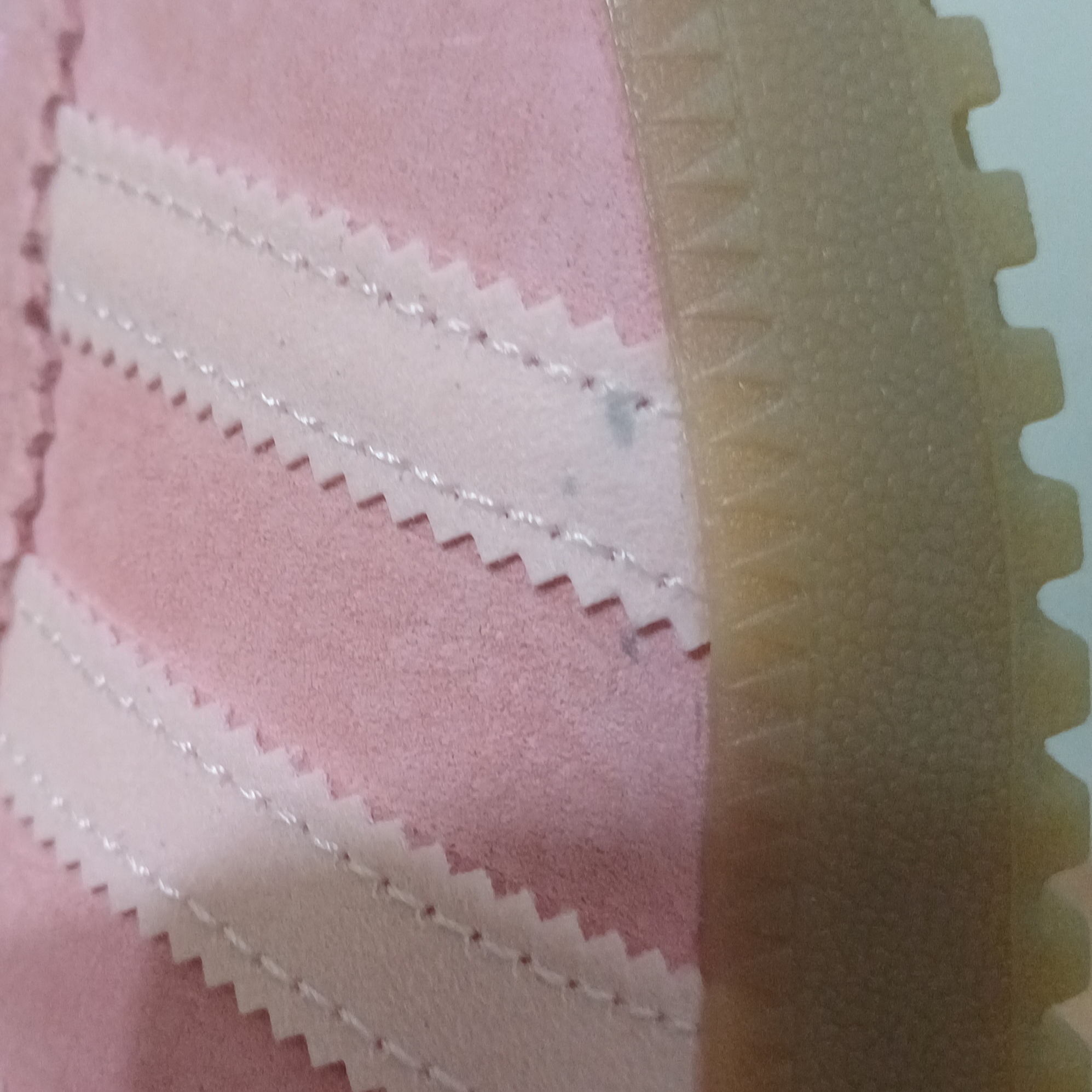 Adidas Bermuda Glow Pink 착용 스타일 - 1