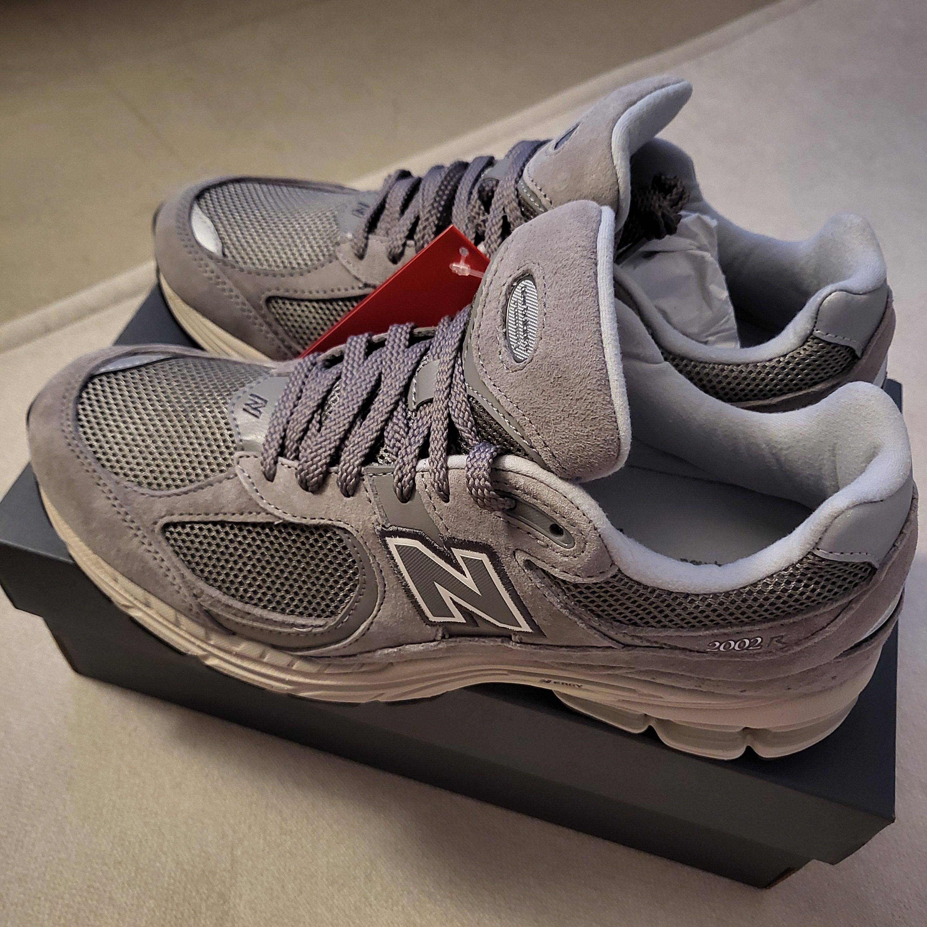 New Balance 2002R Grey 착용 스타일 - 1