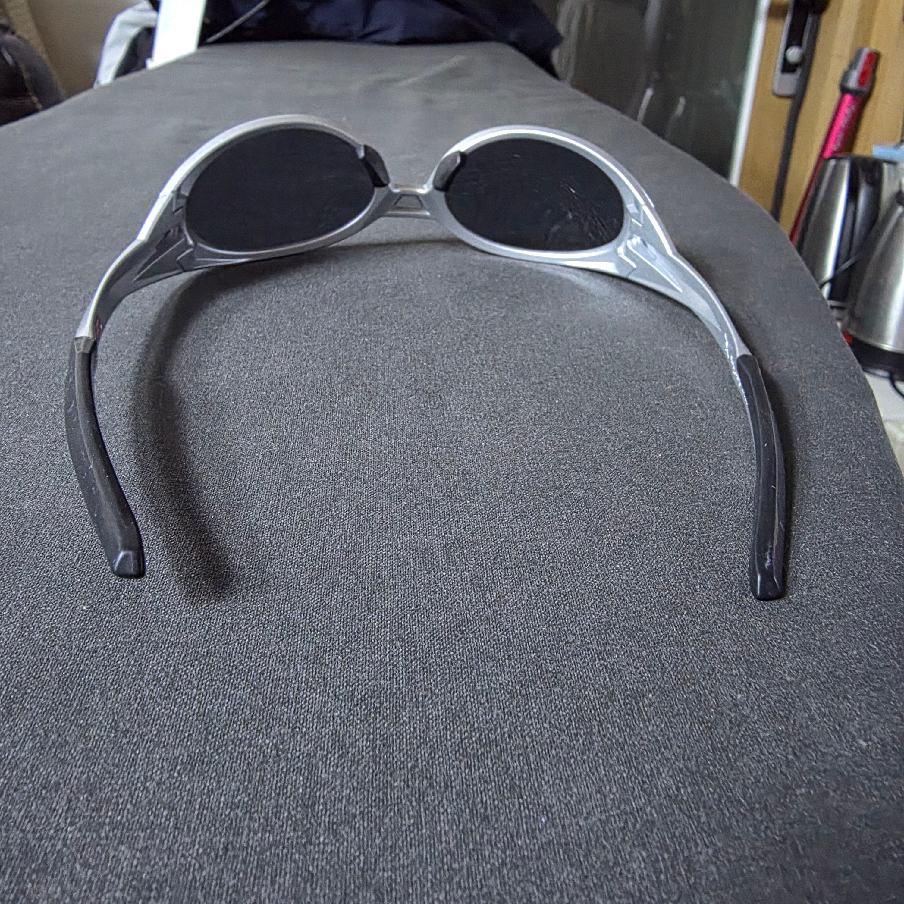 Oakley Eye Jacket Redux Silver Frame Prizm Black Polarized Lenses High Bridge Fit 착용 스타일