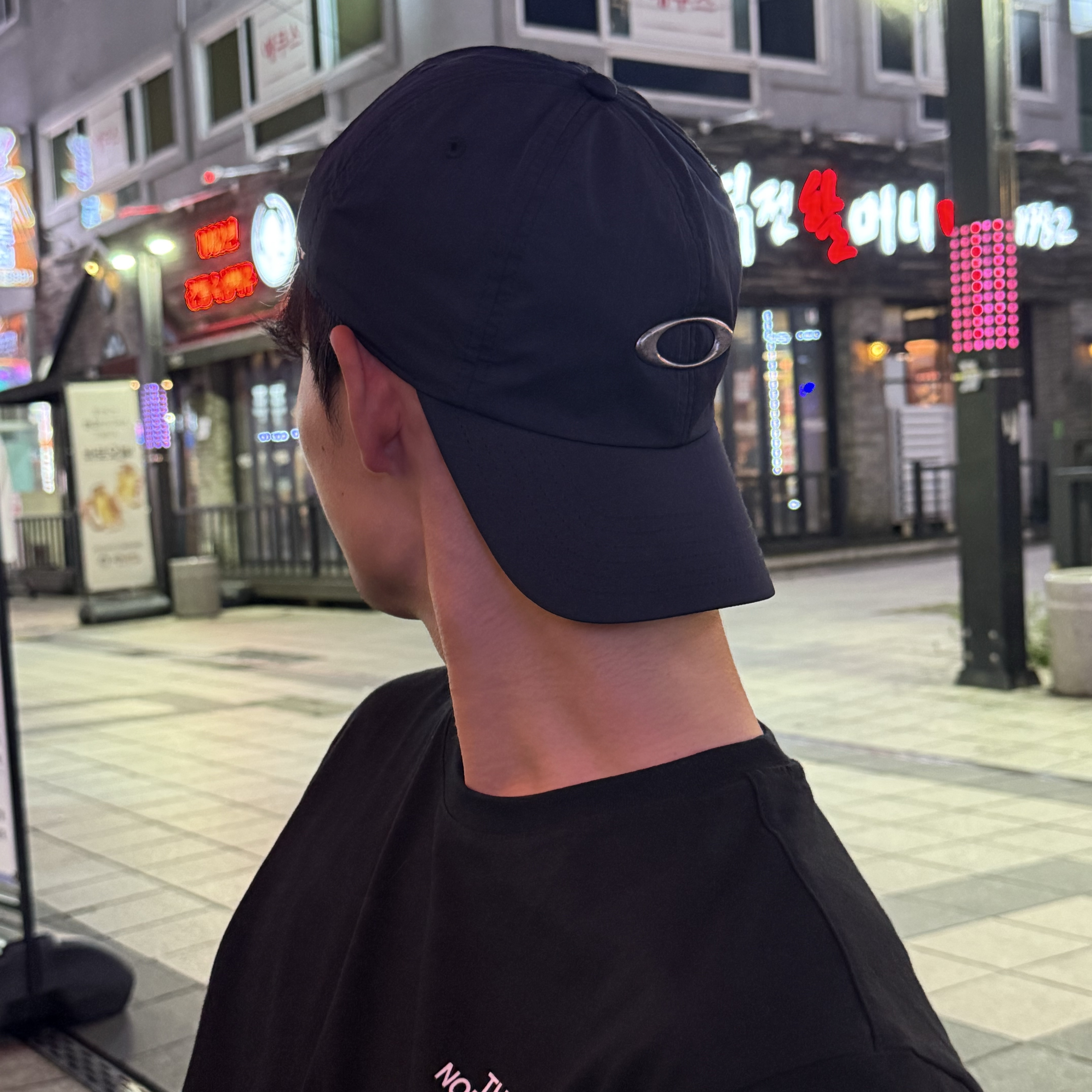 Oakley Tincan LX Cap Blackout 착용 스타일