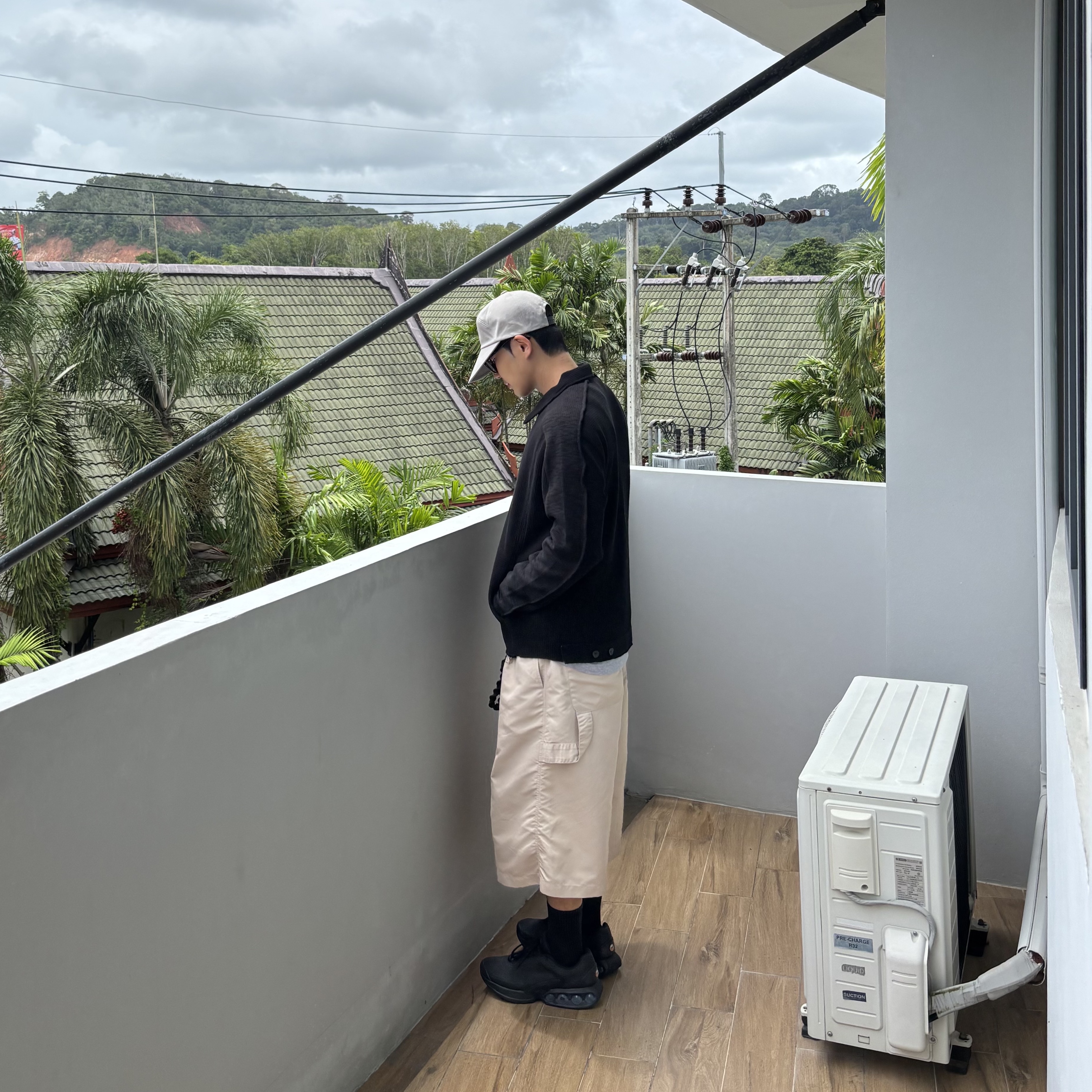 MJD x Koin Seoul Two Tuck Re-Nylon Wide Carpenter Bermuda Pants Beige, Xlim Ep.7 03 Jacket Black 착용 스타일 - 1