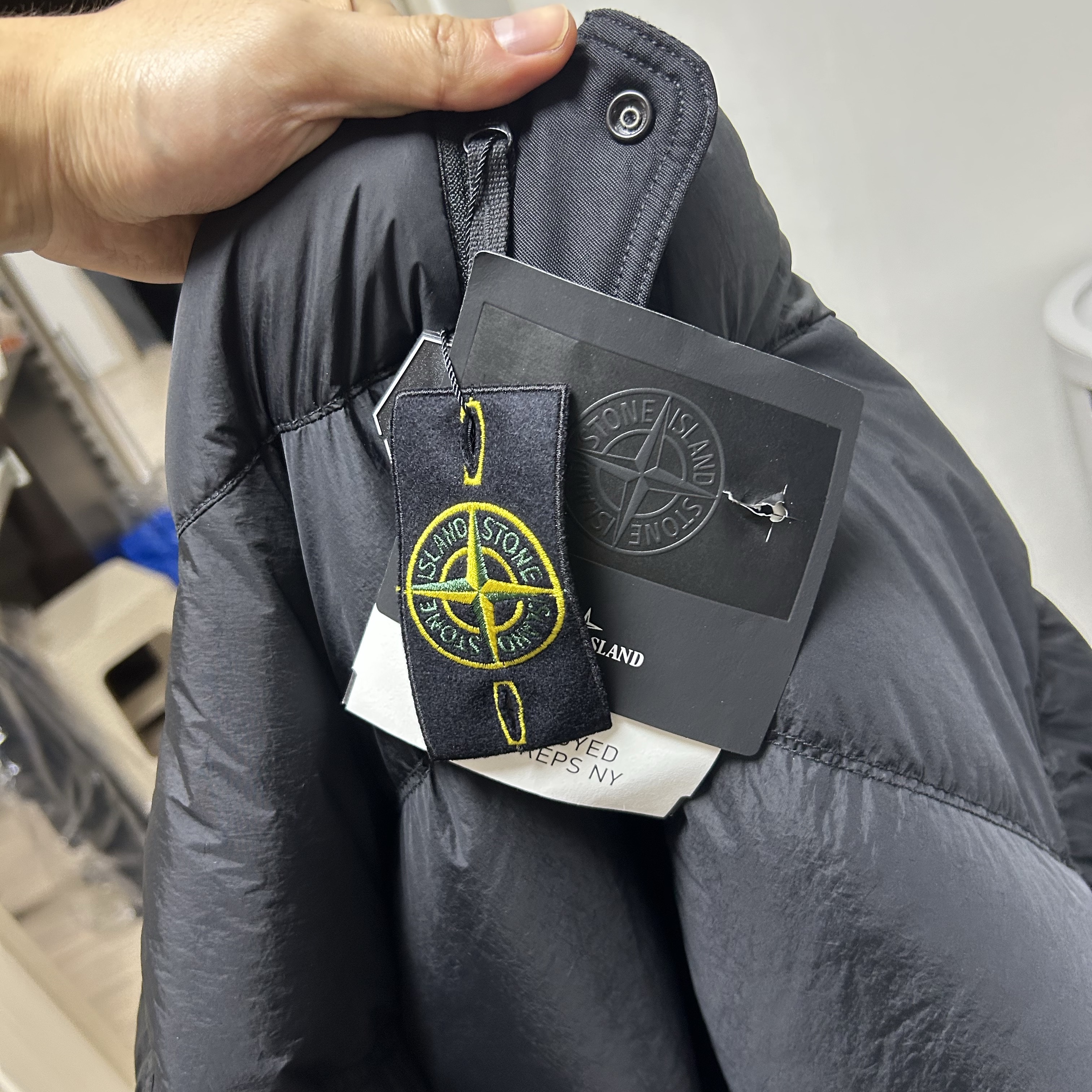 Stone Island 4100010 Crinkle Reps NY Recycled Nylon Down Jacket with Wind Resistant Black - 25FW 착용 스타일 - 1