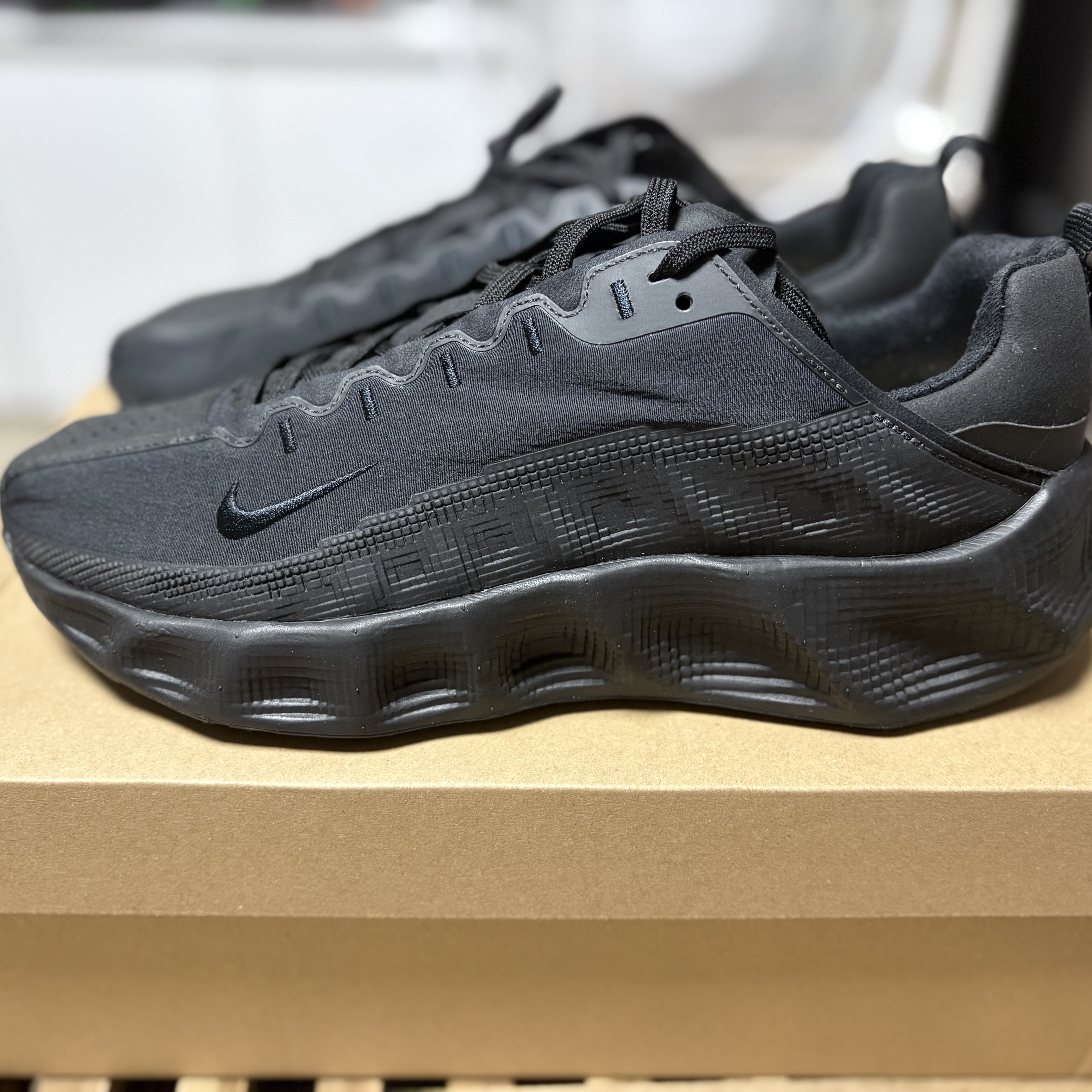 Nike Ava Rover Black Anthracite 착용 스타일 - 1
