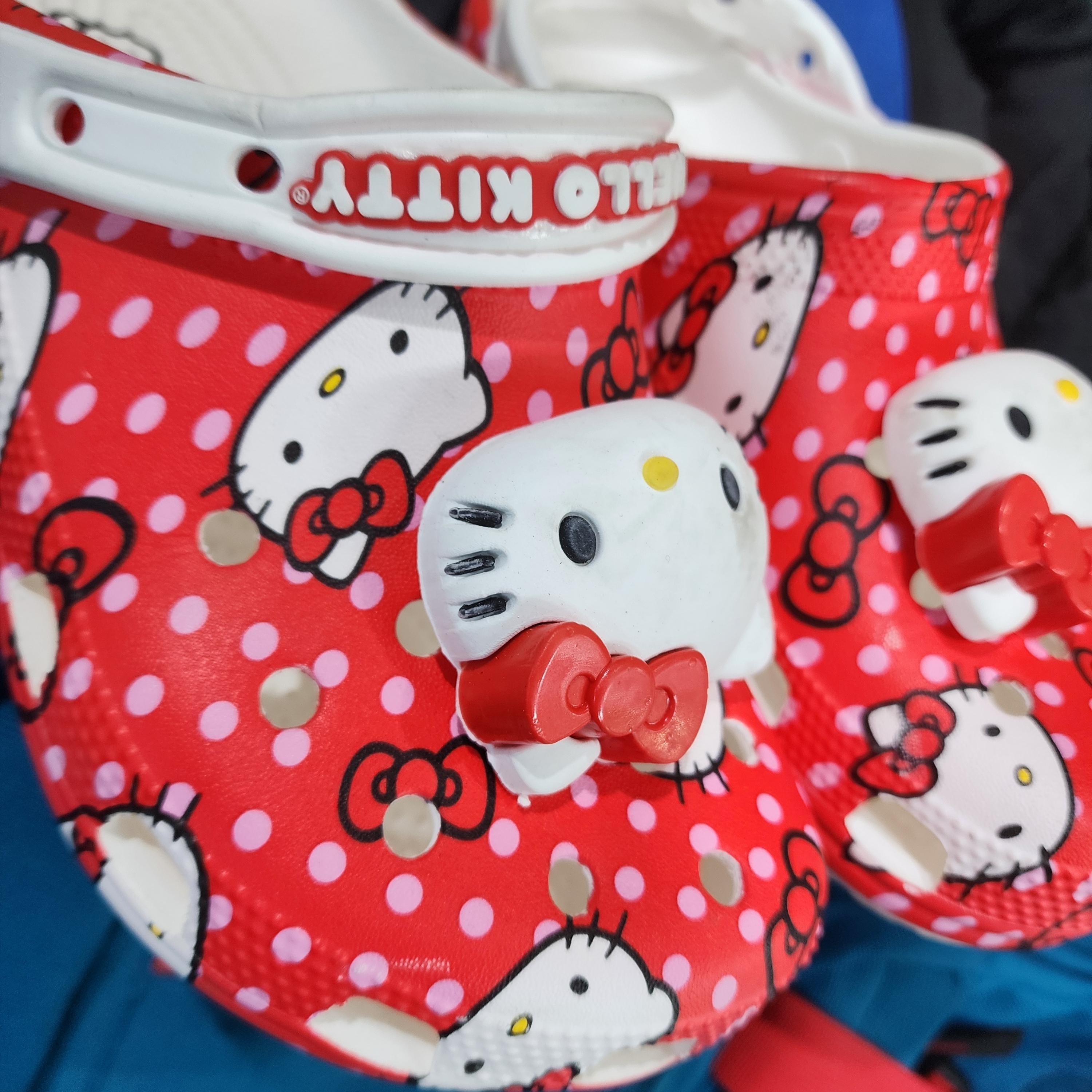 Crocs x Hello Kitty Classic Clog Multi 착용 스타일