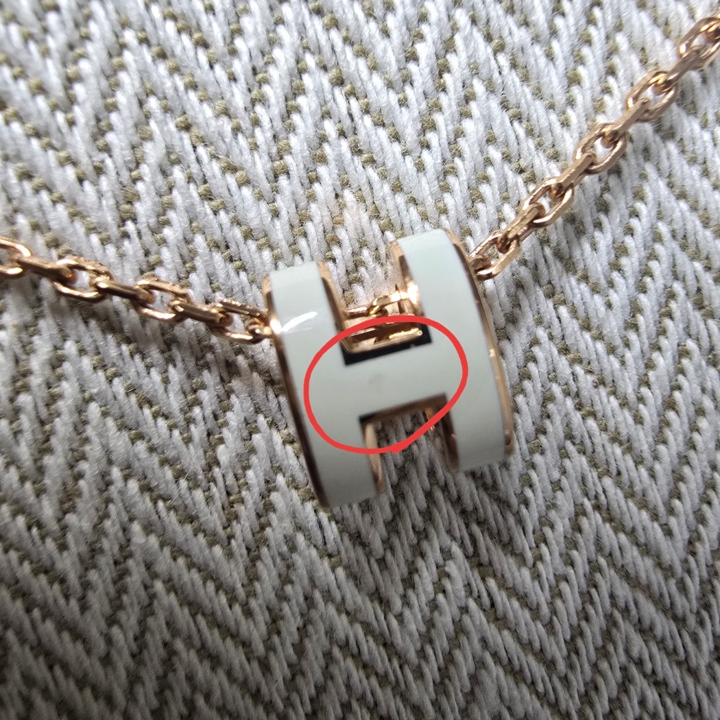 (W) Hermes Mini Pop H Pendant Rose Gold & Blanc 착용 스타일 - 2