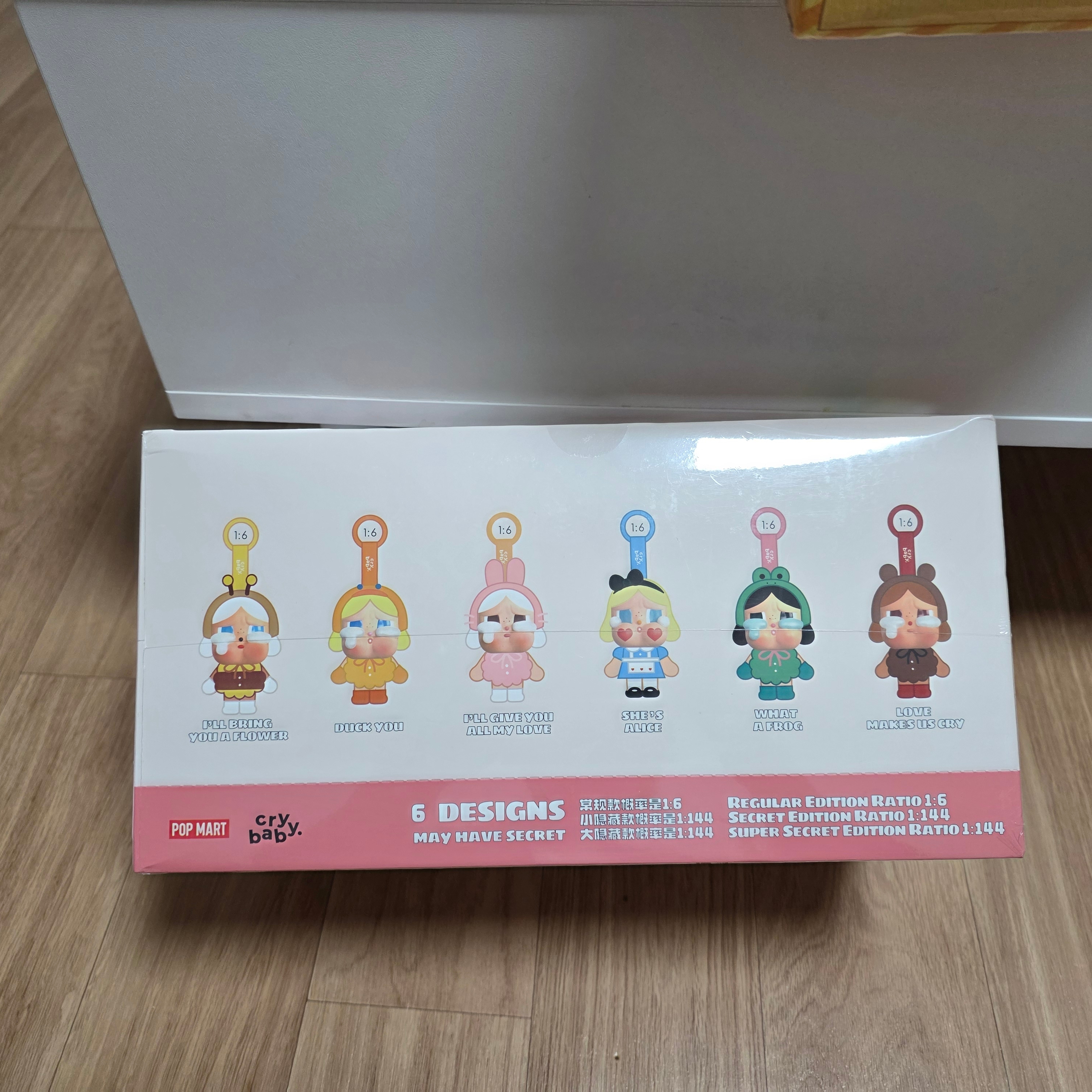 Pop Mart We Are Twinkle Twinkle Little Stars Series Plush Keyring Sealed Case (6 Blind Boxes), Pop Mart Crybaby Crying Again Series Plush Keyring Sealed Case (6 Blind Boxes) 착용 스타일 - 1