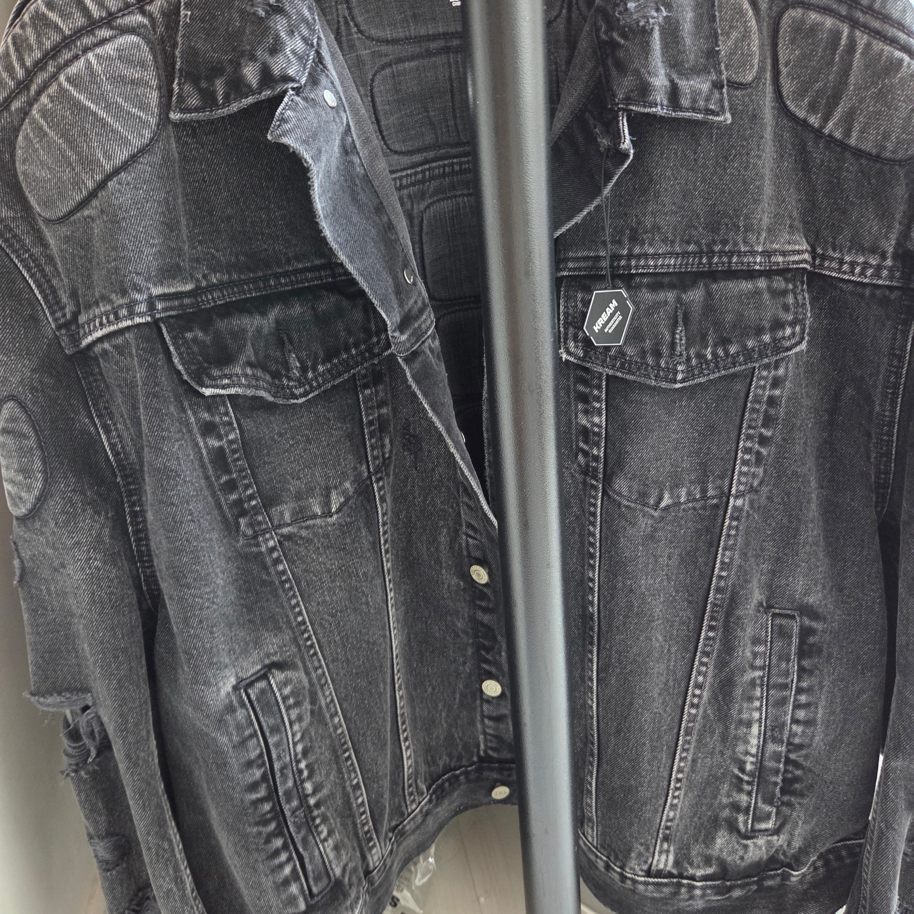 Yeezy Gap Engineered By Balenciaga Padded Denim Jacket Grey Wash 착용 스타일