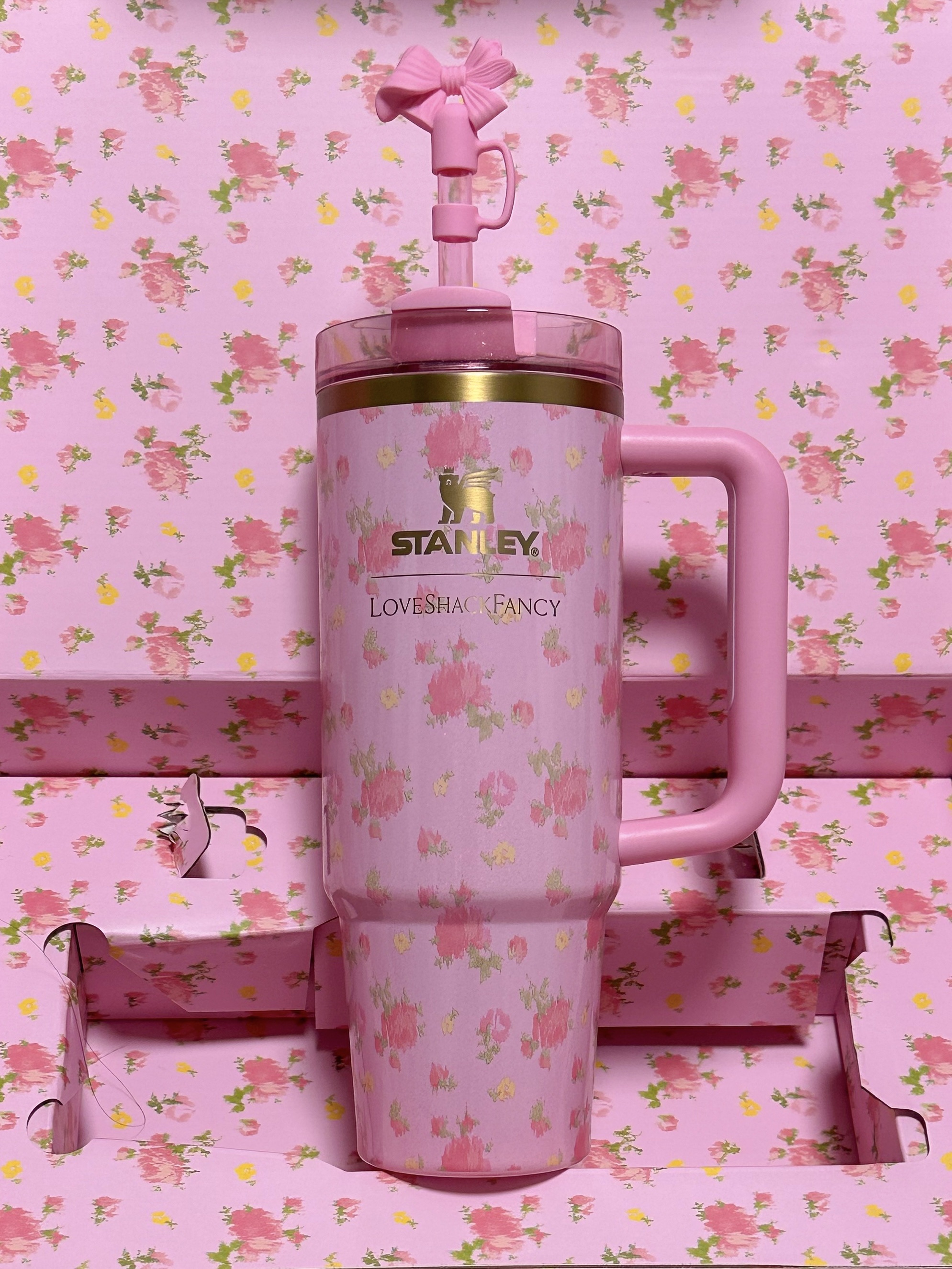 Stanley 1913 x LoveShackFancy Summer Quencher H2.0 Flowstate Tumbler 887ml Ibiza Sunset 착용 스타일 - 3
