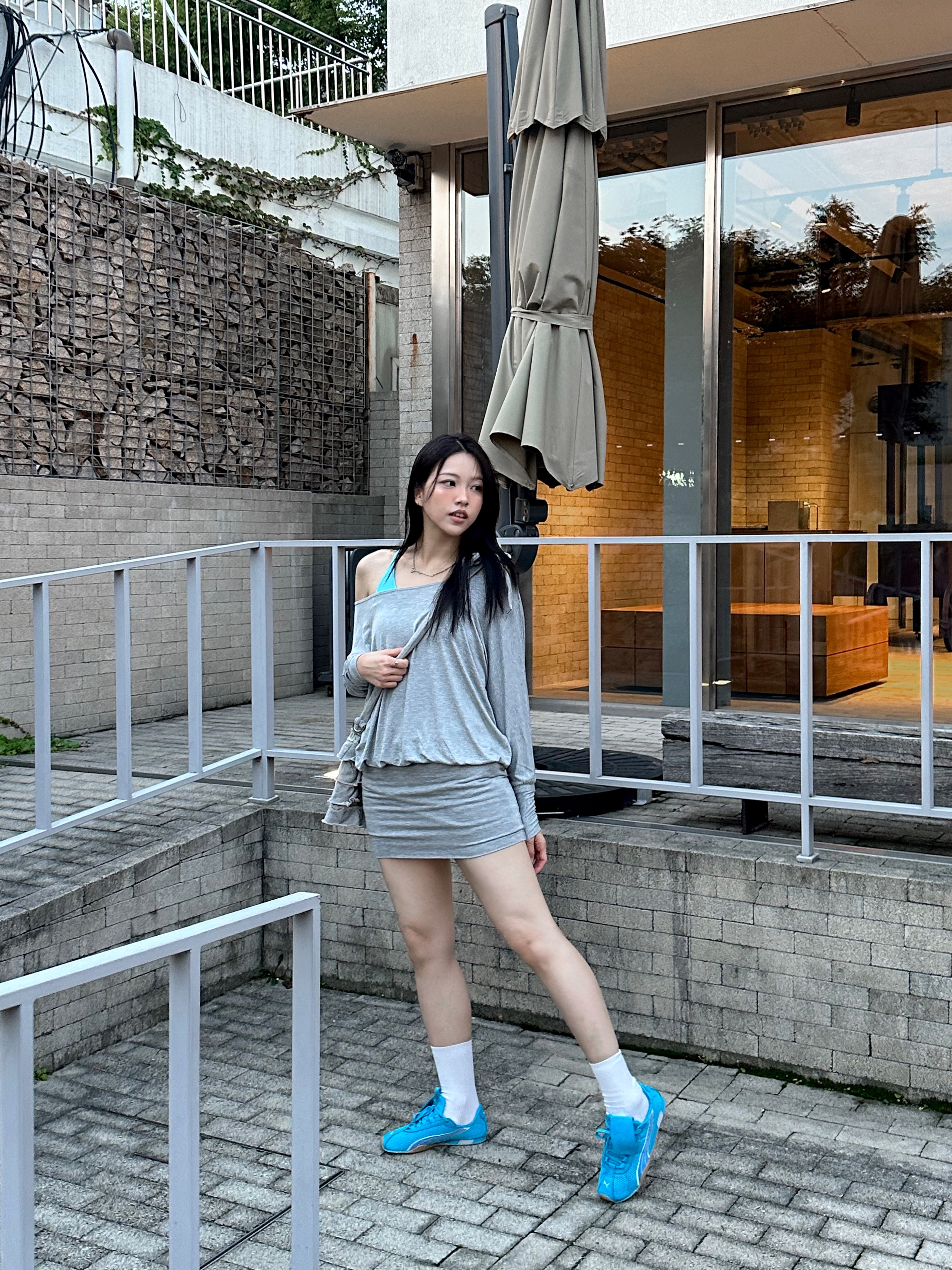 Jacquemus La Chaine Signature Logo Chain Necklace Silver, Puma x Open Yy H-street Hyperlink Blue 착용 스타일 - 6