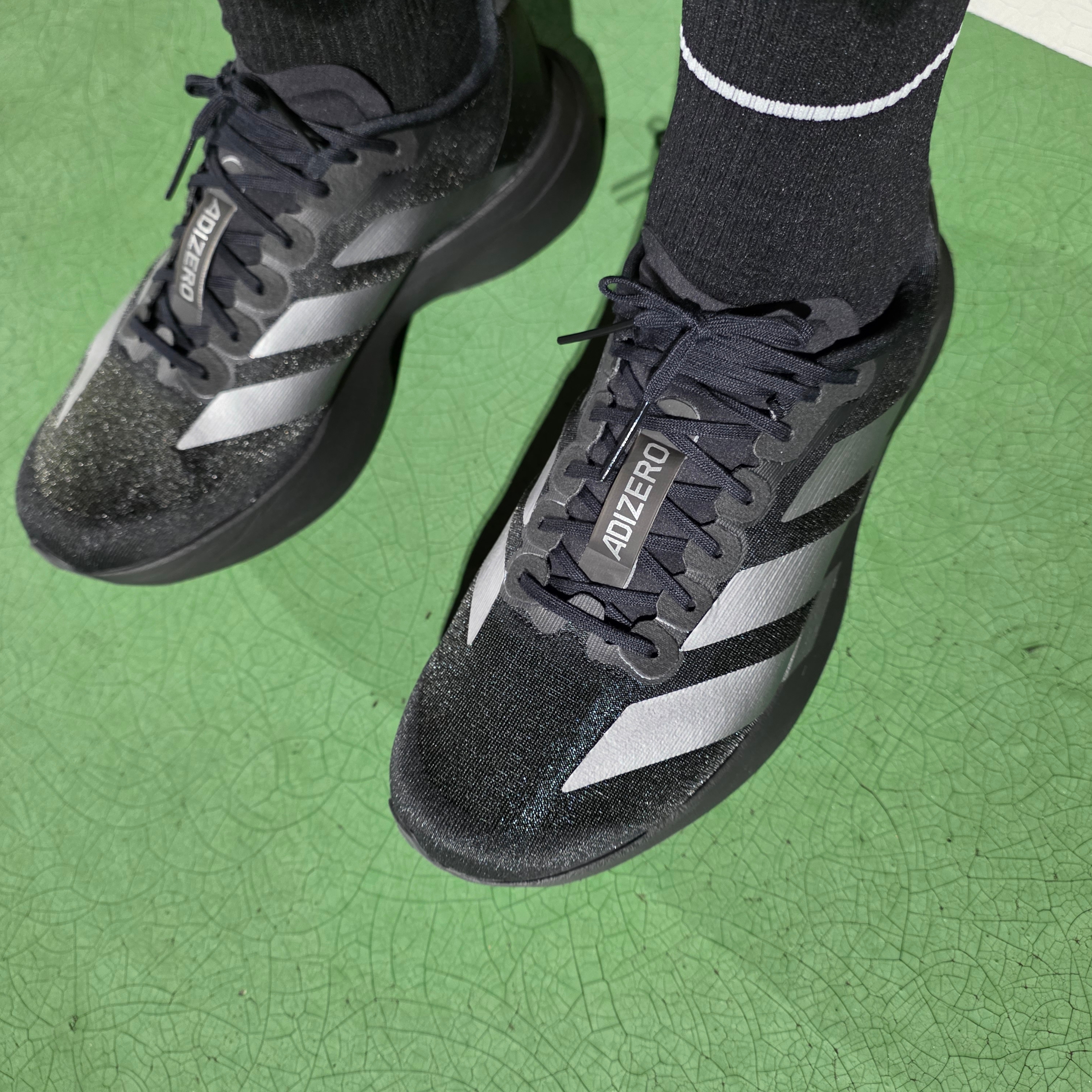 Adidas Adizero EVO SL Core Black Iron Metallic 착용 스타일 - 5