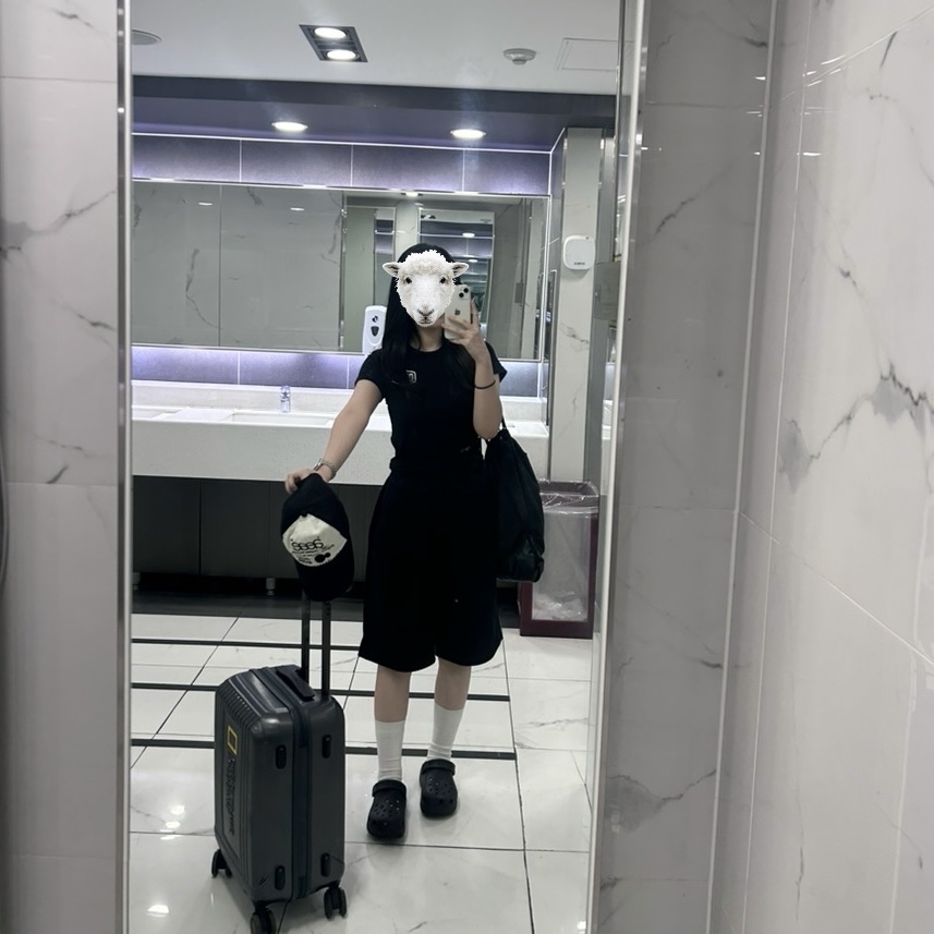 (Kids) Deus Ex Machina College Seoul T-Shirt Black, (W) Crocs Classic Platform Clog Black 착용 스타일 - 1
