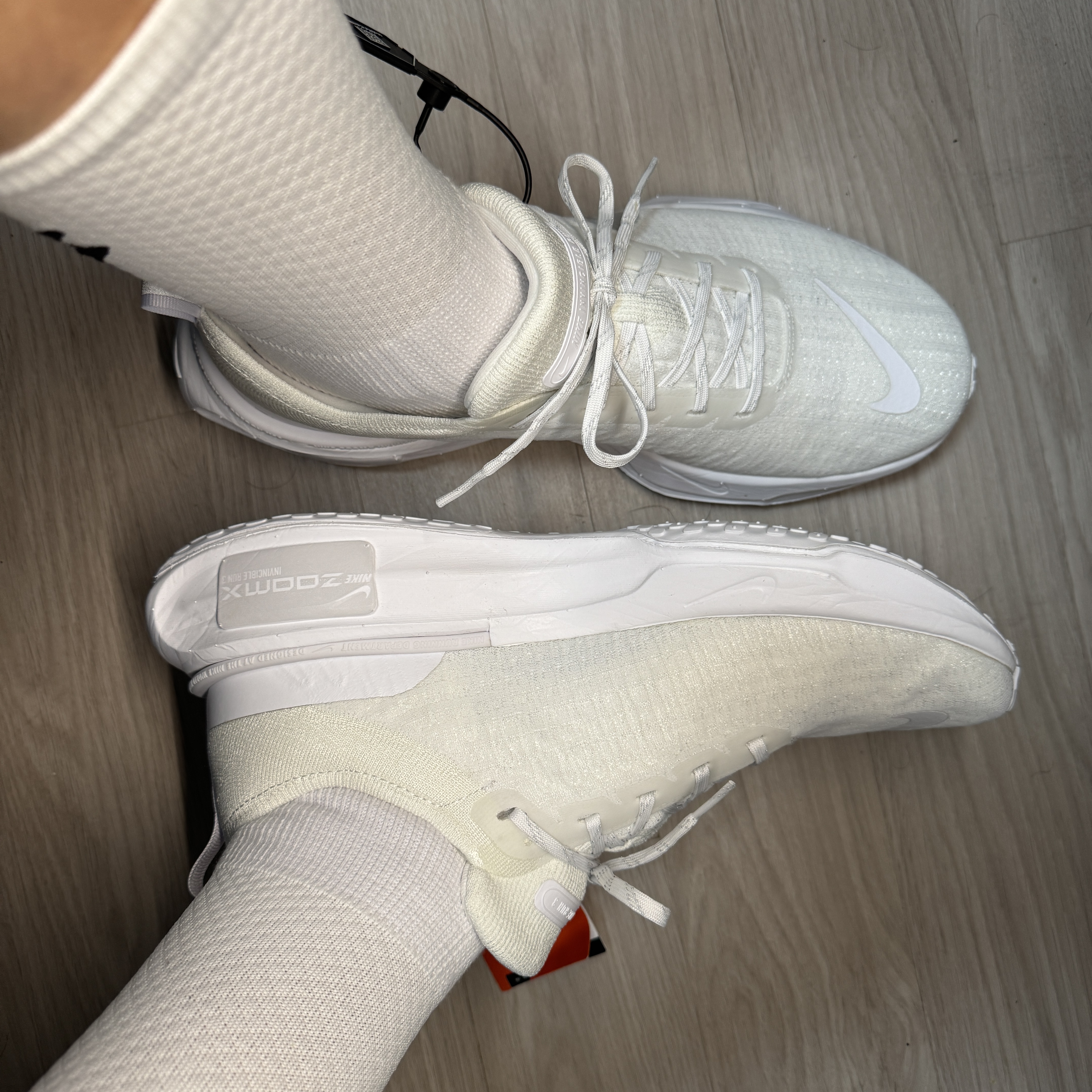 Nike ZoomX Invincible Run Flyknit 3 White Photon Dust 착용 스타일 - 2