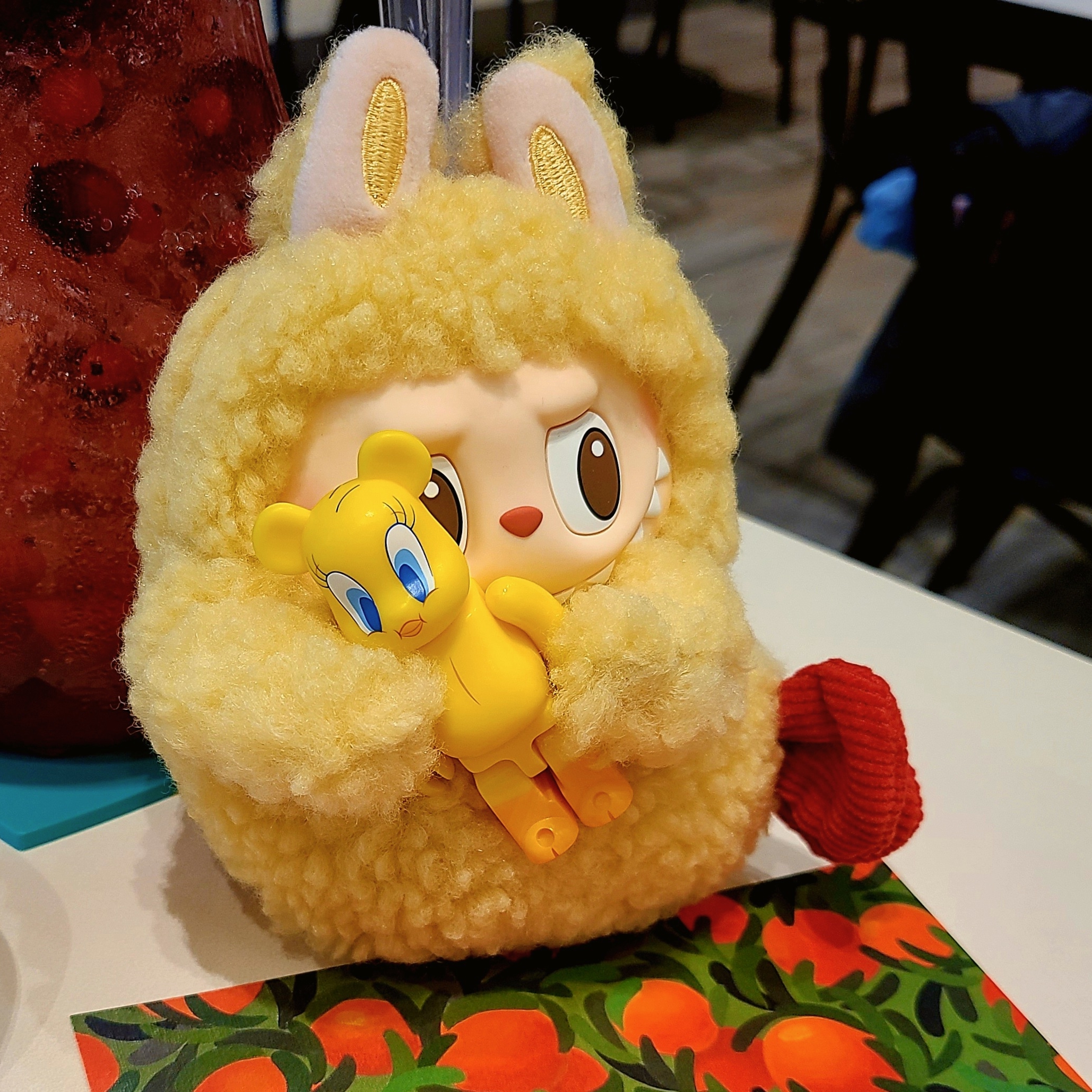 Pop Mart Labubu The Monsters Wacky Mart Series Earphone Case, Bearbrick Looney Tunes Tweety 100% & 400% Set 착용 스타일 - 1